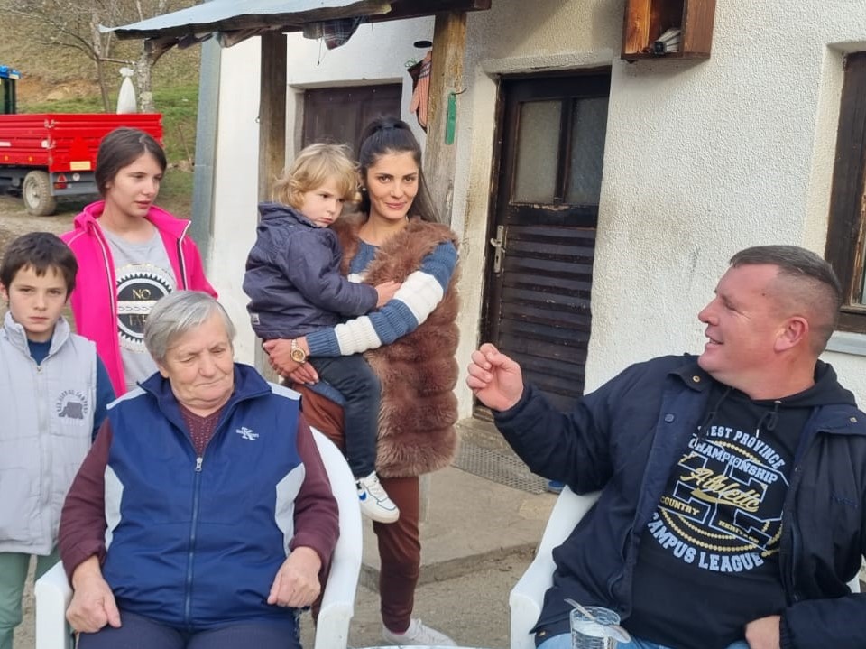 Кад земљи пружите руке, рад и над њом пролијете зној мора бити родна: Вредни Кубуровићи последњи Мохиканци у Оровцу, седмочлана породица обрађује 12 хектара и доказује да и те како има живота на селу (ФОТО)