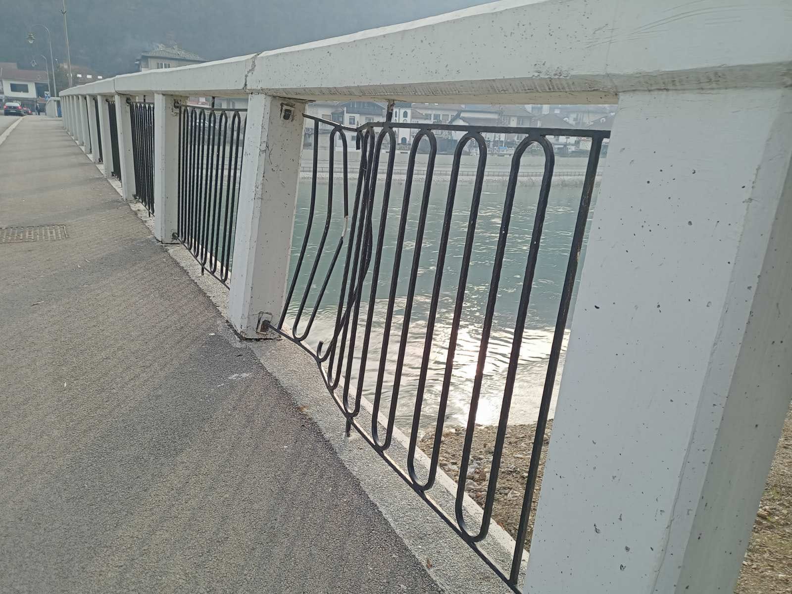 Да ли ће издржати набујали Лим: Висок водостај оштетио мост у Шарампову у Пријепољу, на спонама које ојачавају конструкцију примећене велике пукотине (ФОТО)