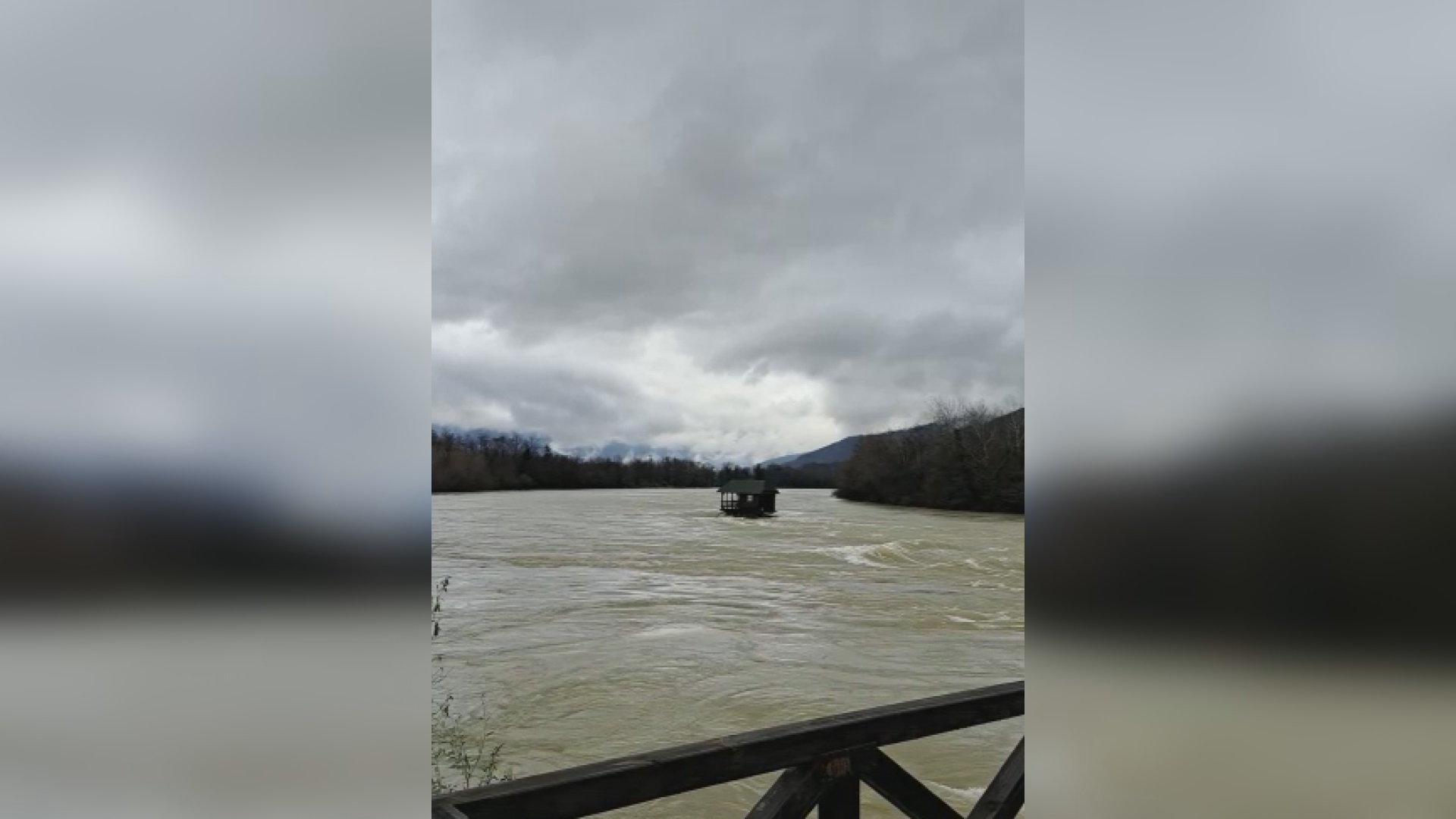 Водена стихија прети да односе највећу туристичку атракцију: Проток Дрине 2000 кубика у секунди а тек се очекује врх поплавног таласа, сви се надају да ће кућица на стени издржати (ФОТО)(ВИДЕО)