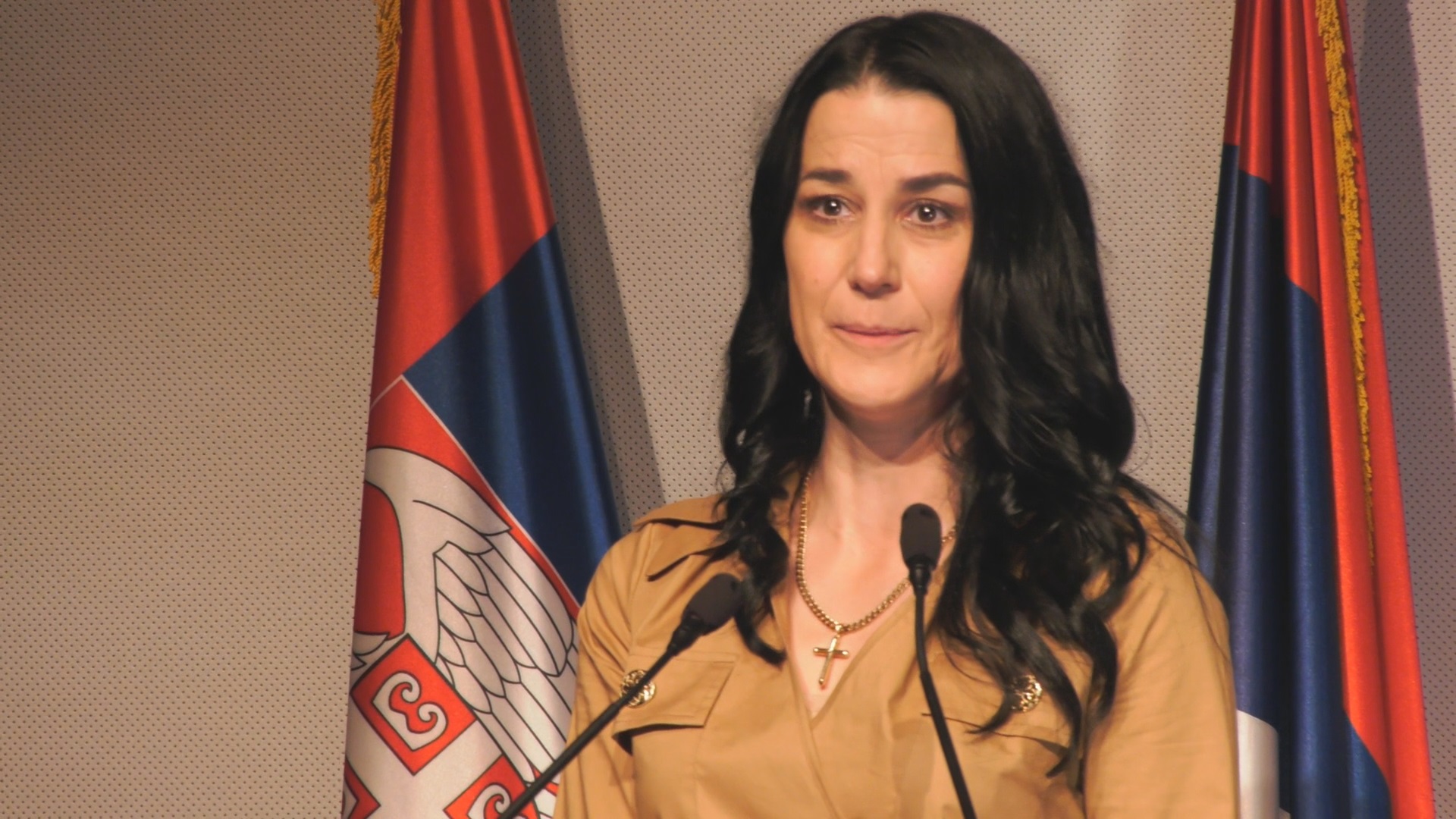 Бити храбар значи ходати са осмехом и кад вам се плаче: Ово је хериона из Чачка која је усвојила девојчицу лептира, Татјана расплакала целу салу приликом доделе Децембарских награда (ФОТО)(ВИДЕО)