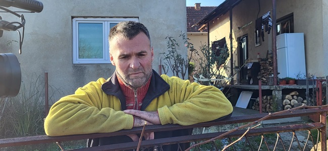 Пролазе поворке, чујемо плач а увече мртва тишина: Петровићи имају најчуднији комшилук у Србији, чачанско Градско гробље дошло им на само пар метара од улазних врата (ФОТО)
