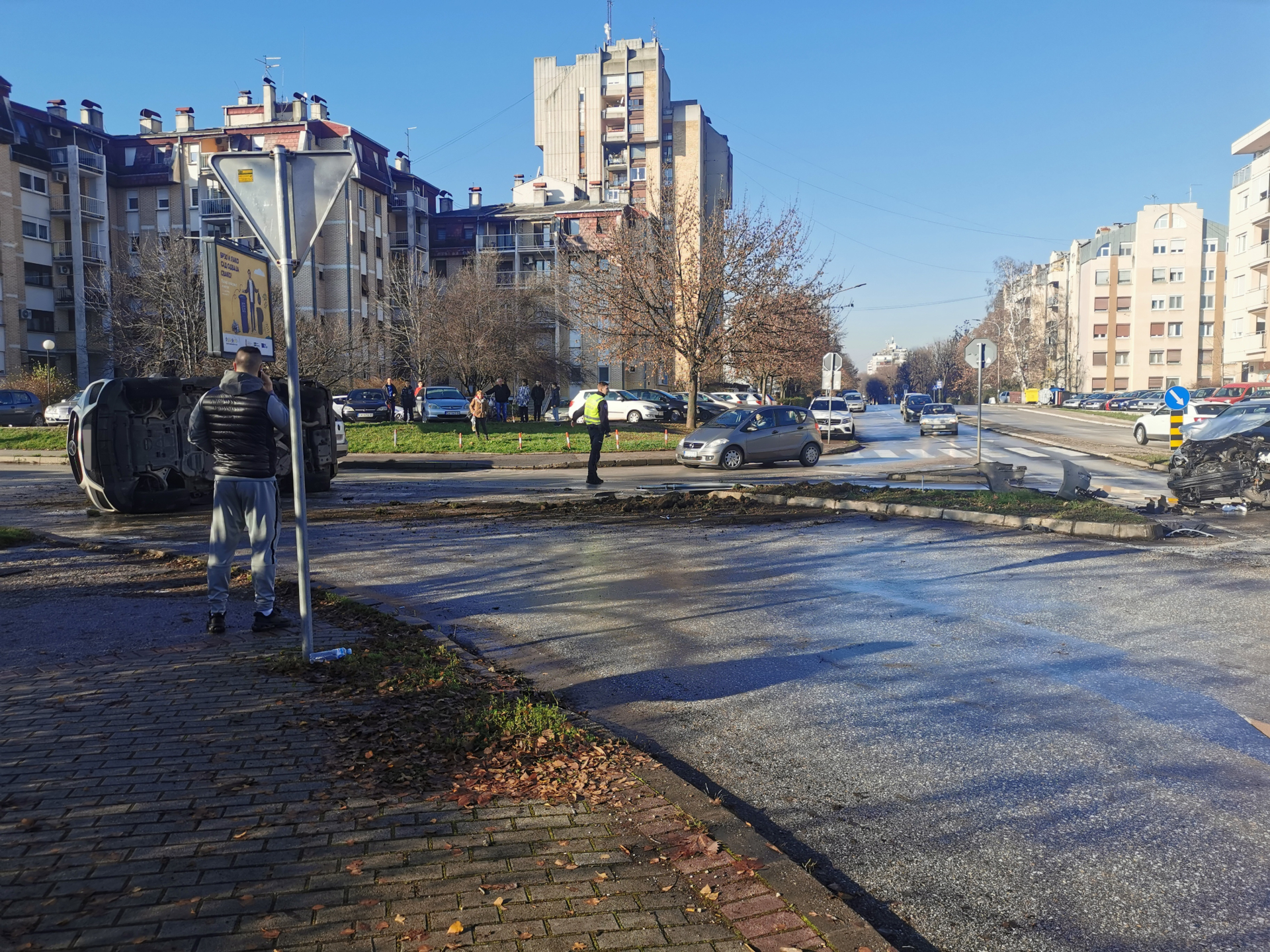 Ватрогасци на лицу места, једно возило смрскано друго преврнуто: Тешка саобрћајана незгода у чачанском Булевару ослобођења (ФОТО)