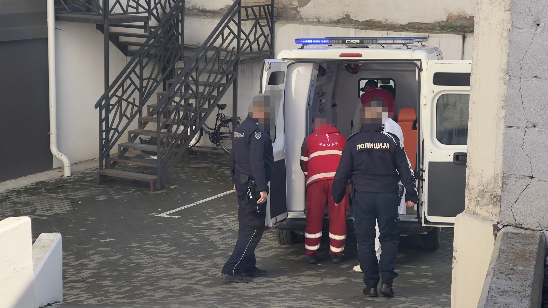 Видели смо Хитну помоћ, полицију и жену која непомично лежи:  Девојка пала са четрвтог спрата зграде у Чачку (ФОТО)(ВИДЕО)