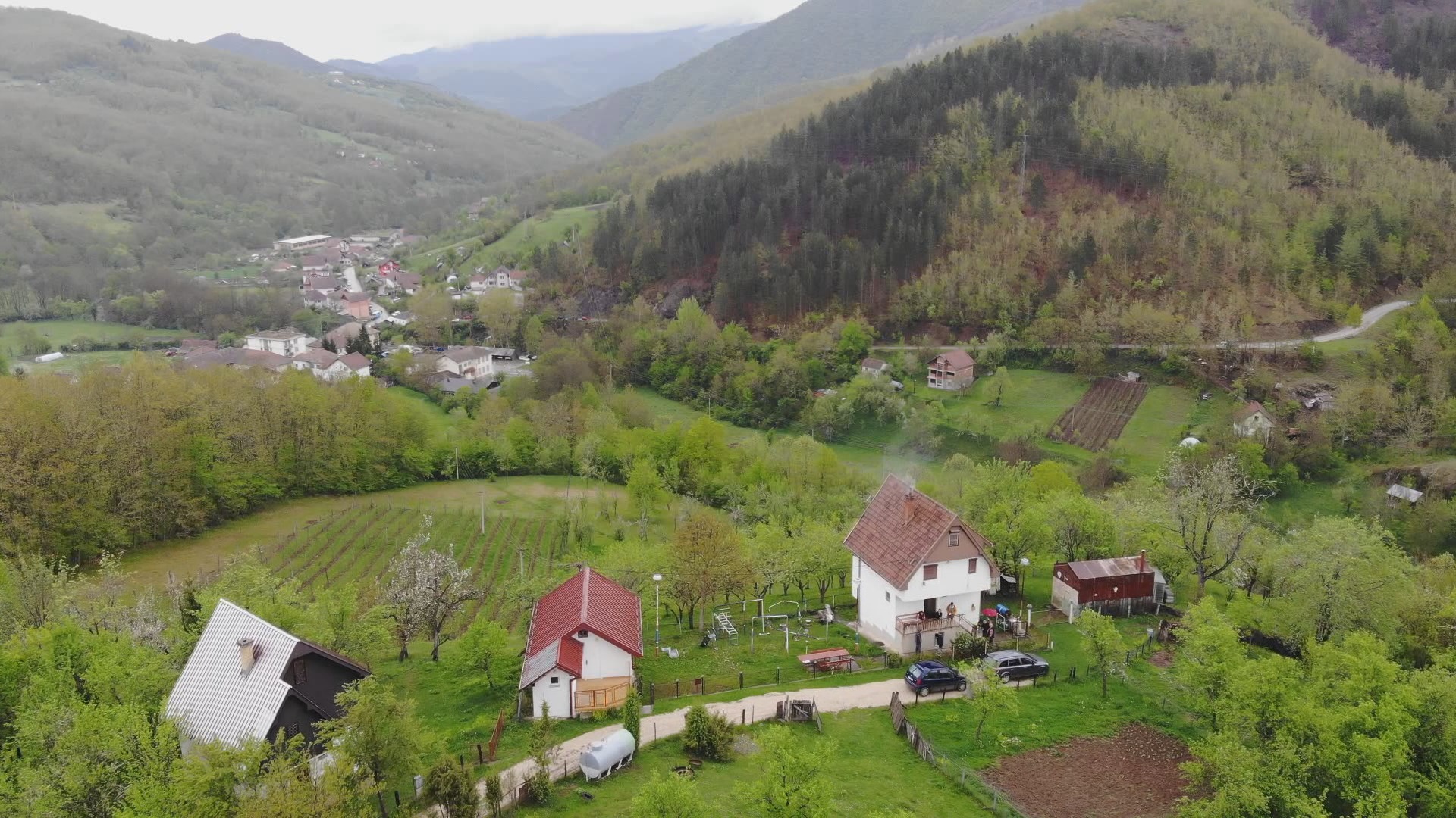 Граница у селу Састваци поделила куће, штале и гробна места, фото: РИНА