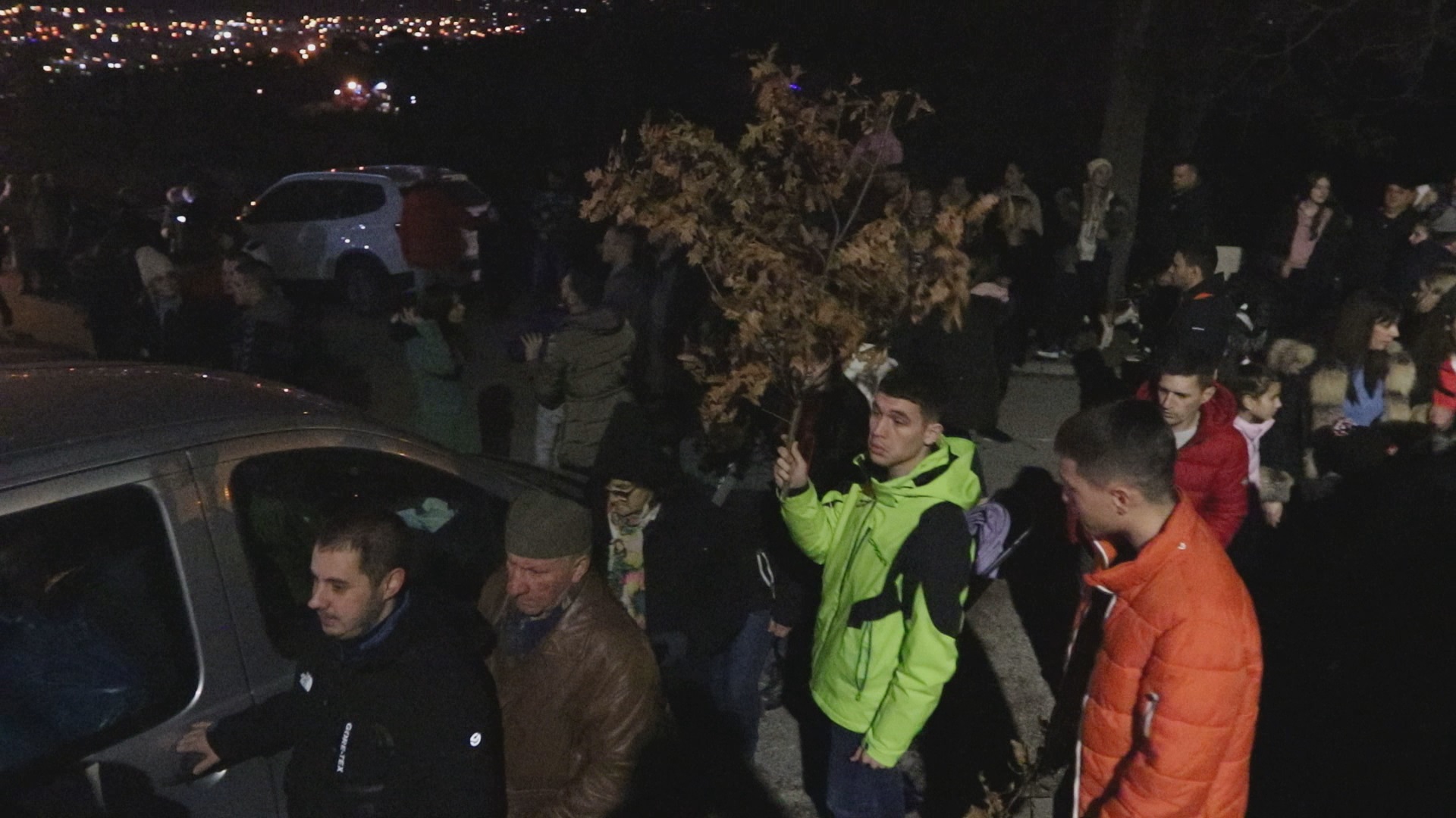 Невероватна слика послата са устаничког брда Љубић са ког поглед пуца на читав Чачак: На стотине верника присуствовало паљењу бадњака испред цркве Светог Лазара (ФОТО)(ВИДЕО)