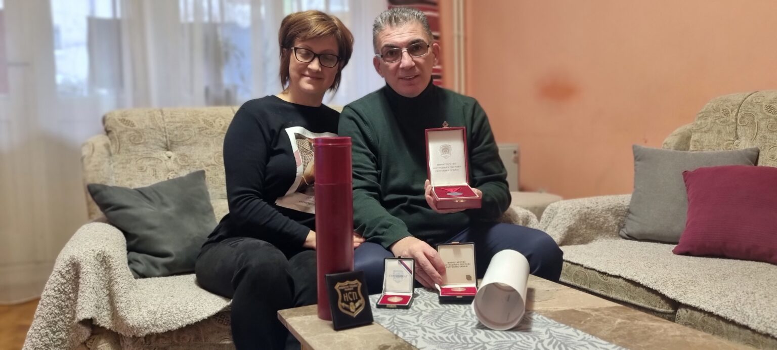 Он је српски полицајац великог срца: Драгоје све новчане награде које је добијао носећи плаву униформу давао у хуманитарне сврхе, строг у борби против криминалаца али душа од човека (ФОТО)