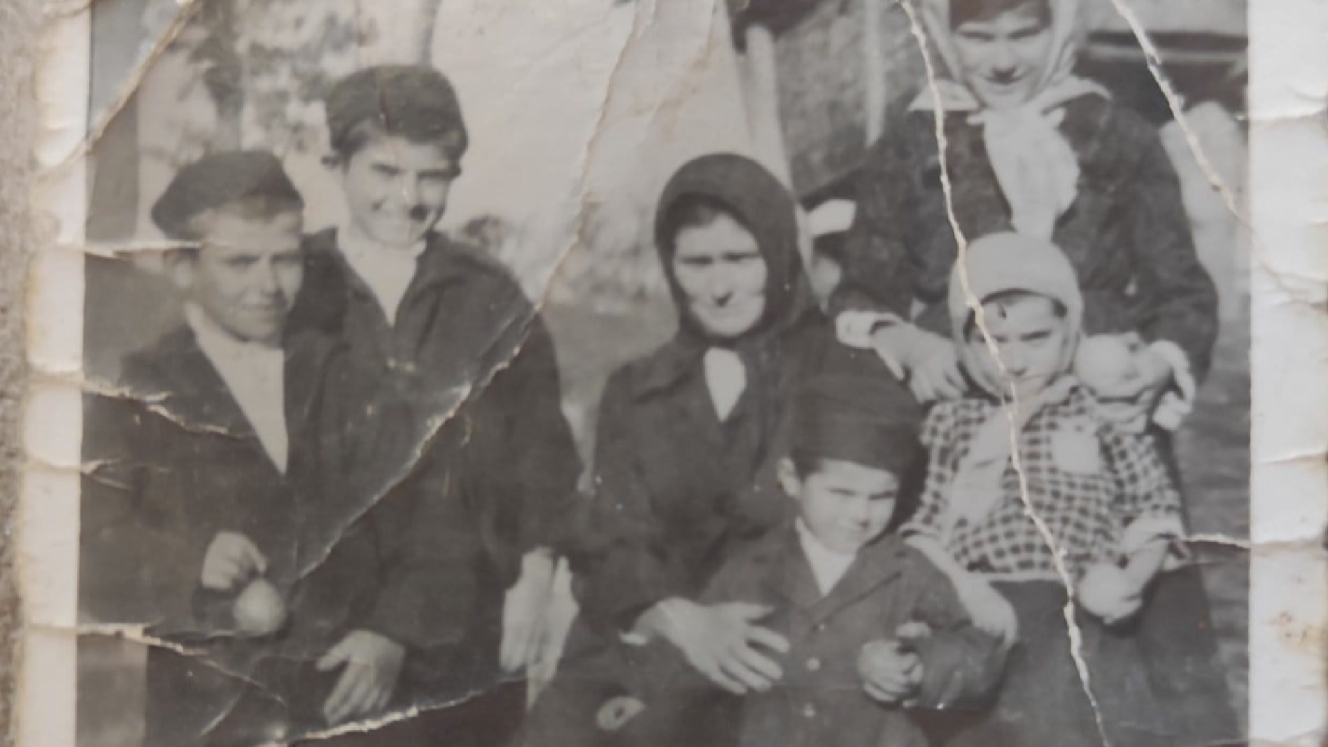 Мајка је нас петоро имала, правила погачу сваки дан да нас прехрани: Невероватна слика за трпезом Радибратовића, састали се браћа и сестре који заједном имају пет векова живота (ФОТО)