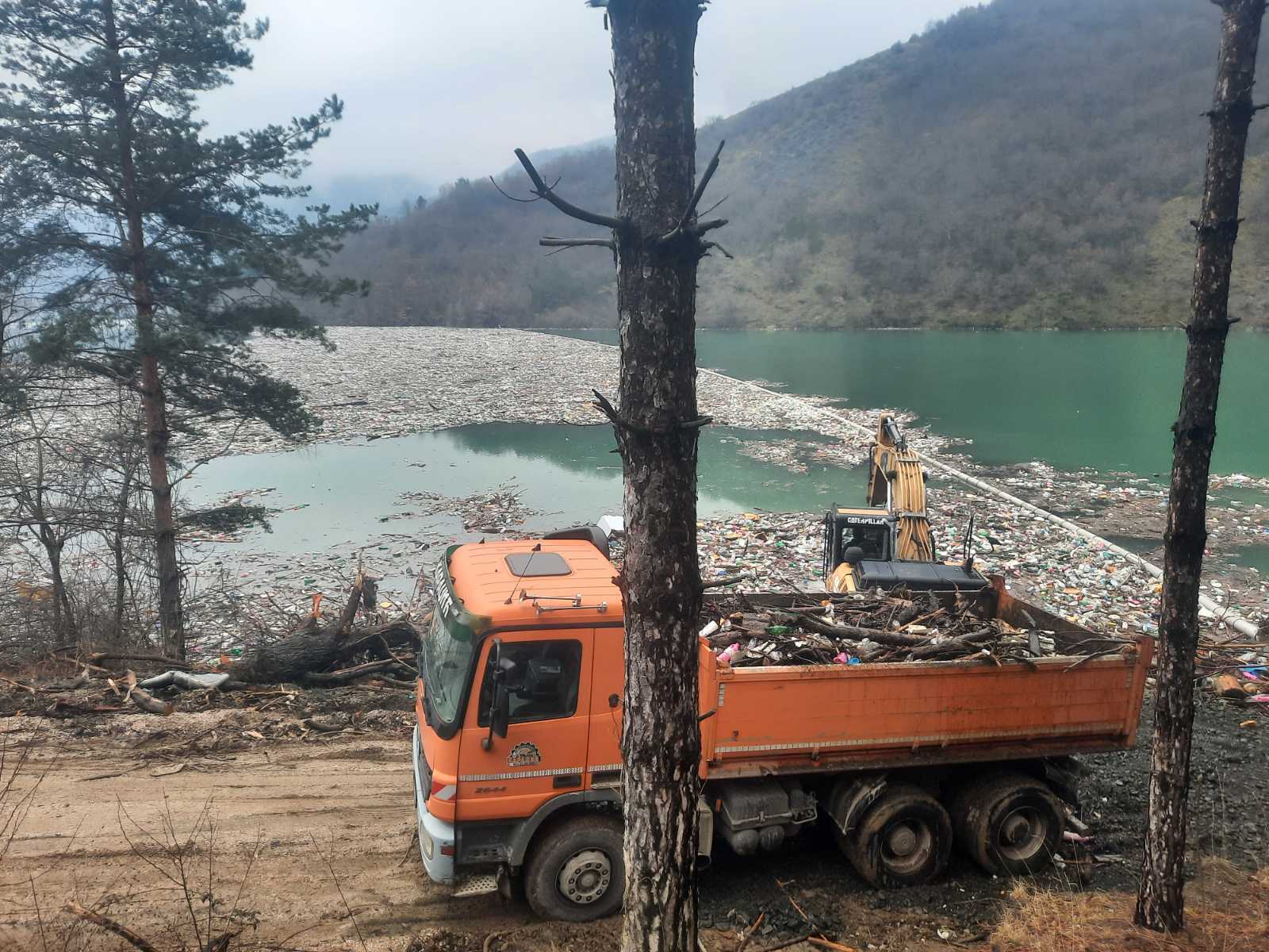 Немају депонију, па у реку Лим бацају шта стигну и вода све донесе у Прибој: Еколошка агонија на југозападу земље и даље траје, чишћење Потпећког језера потрајаће данима (ФОТО)(ВИДЕО)