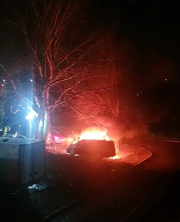 Мушкарац са капуљачом на глави пришао возилу, полио га бензином и запалио: Буктиња у чачанском насељу Љубић кеј, ватрогасци стигли на лице места (ФОТО)(ВИДЕО)