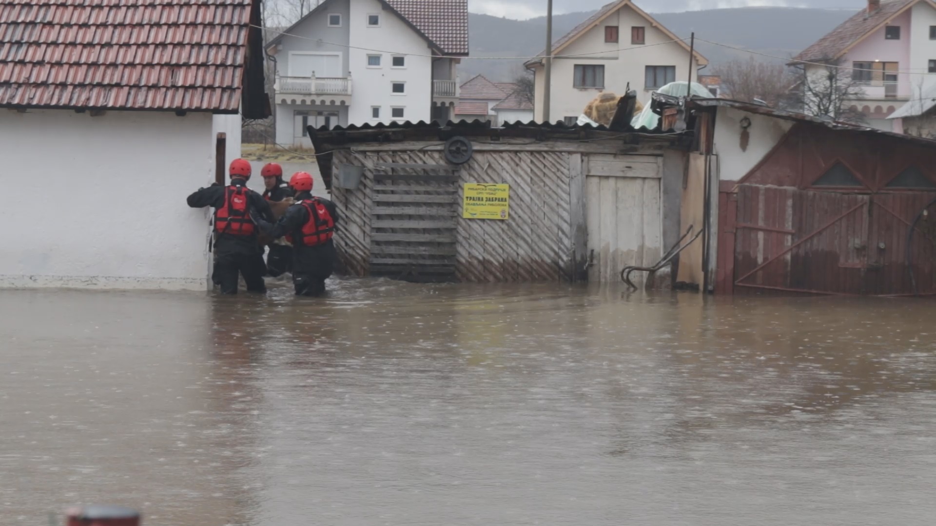 Моја унука, беба стара три месеца остала је унутра: Поплаве у Сјеници паралисале град, спашавани људи и животиње, уведена ванредна ситуација (ФОТО)