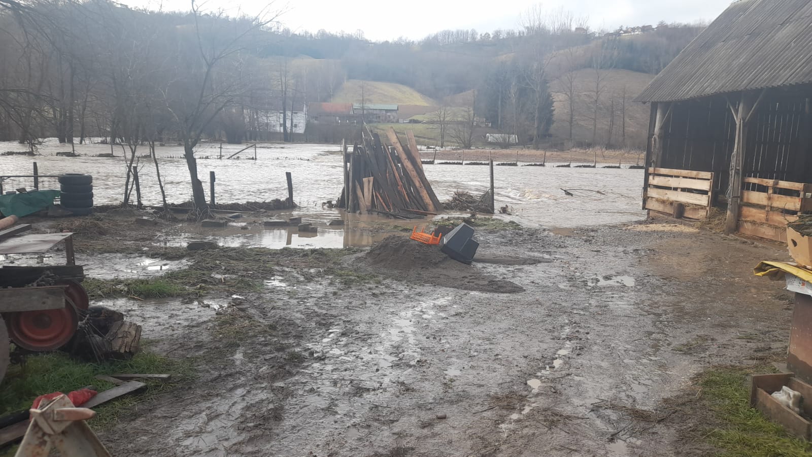 Све је било под водом, утопиле су нам се овце а тек рођену јагњад једва смо спасили сигурне смрти: Драматична исповест Гордане из Живице, Бјелица им уништила домаћинство (ФОТО)(ВИДЕО)
