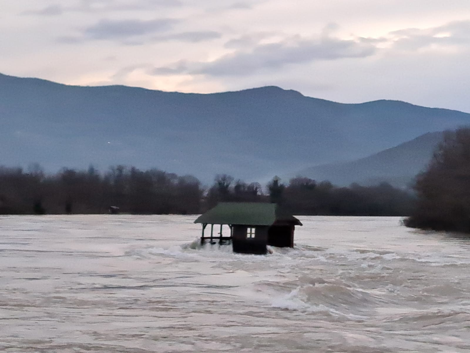 Кућица на Дрини једва одолева под налетима набујале Дрине, фото: РИНА