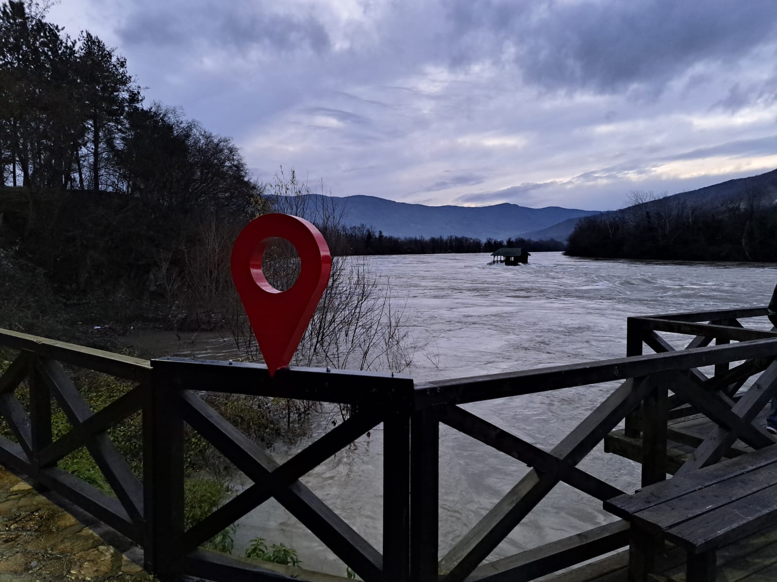 Кућица на Дрини једва се држи под налетима набујале реке: Водена бујица шикља низ њене отворене стране, сви се надају да ће симбол Бајине Баште поново преживети (ФОТО)(ВИДЕО)