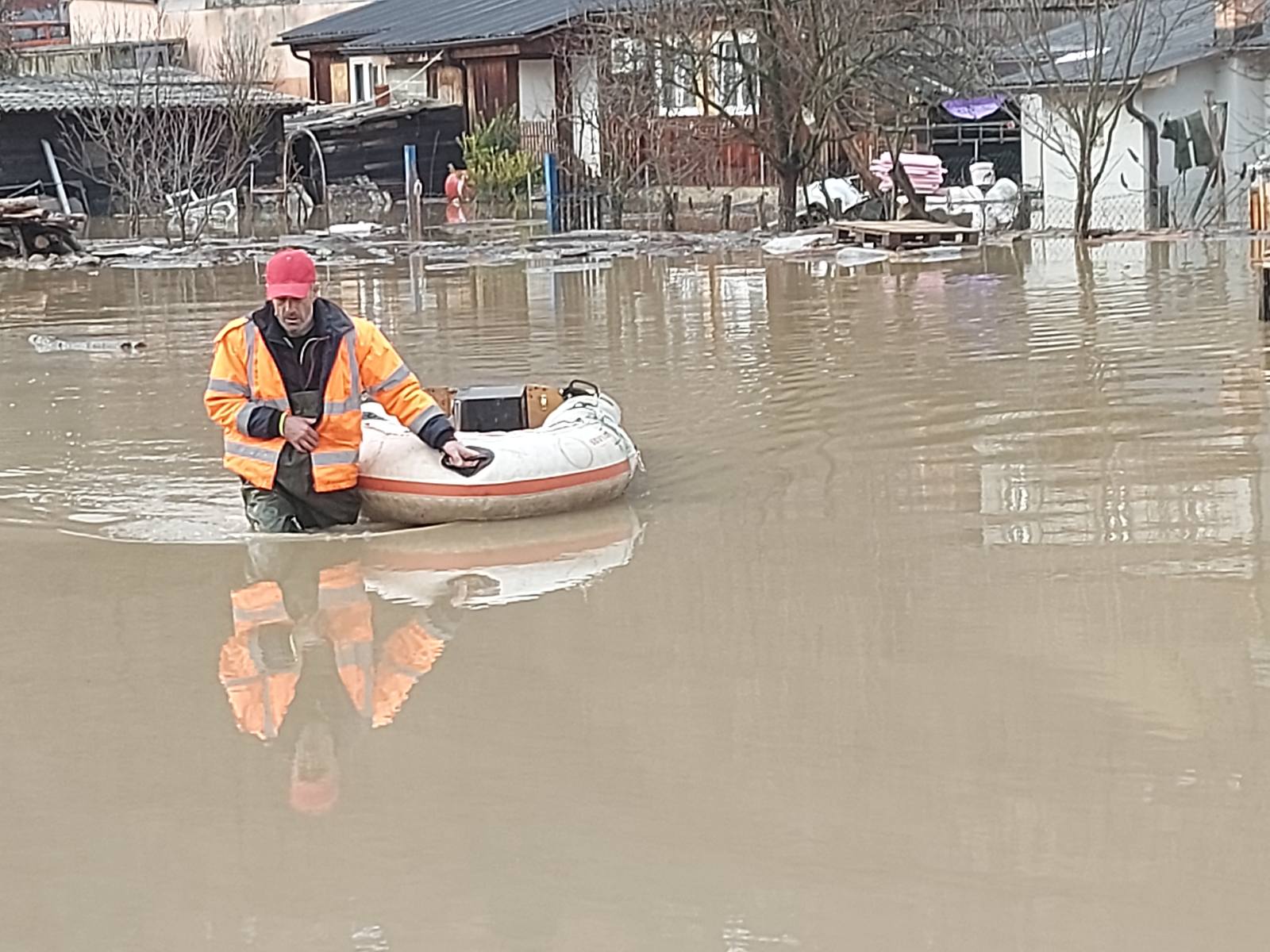 Познато где је збринута шестомесечна беба која евакуисана пред налетом Лима: У Прибоју и даље драматична ситуација, испумпавају воду из поплављених кућа/ Фото: РИНА