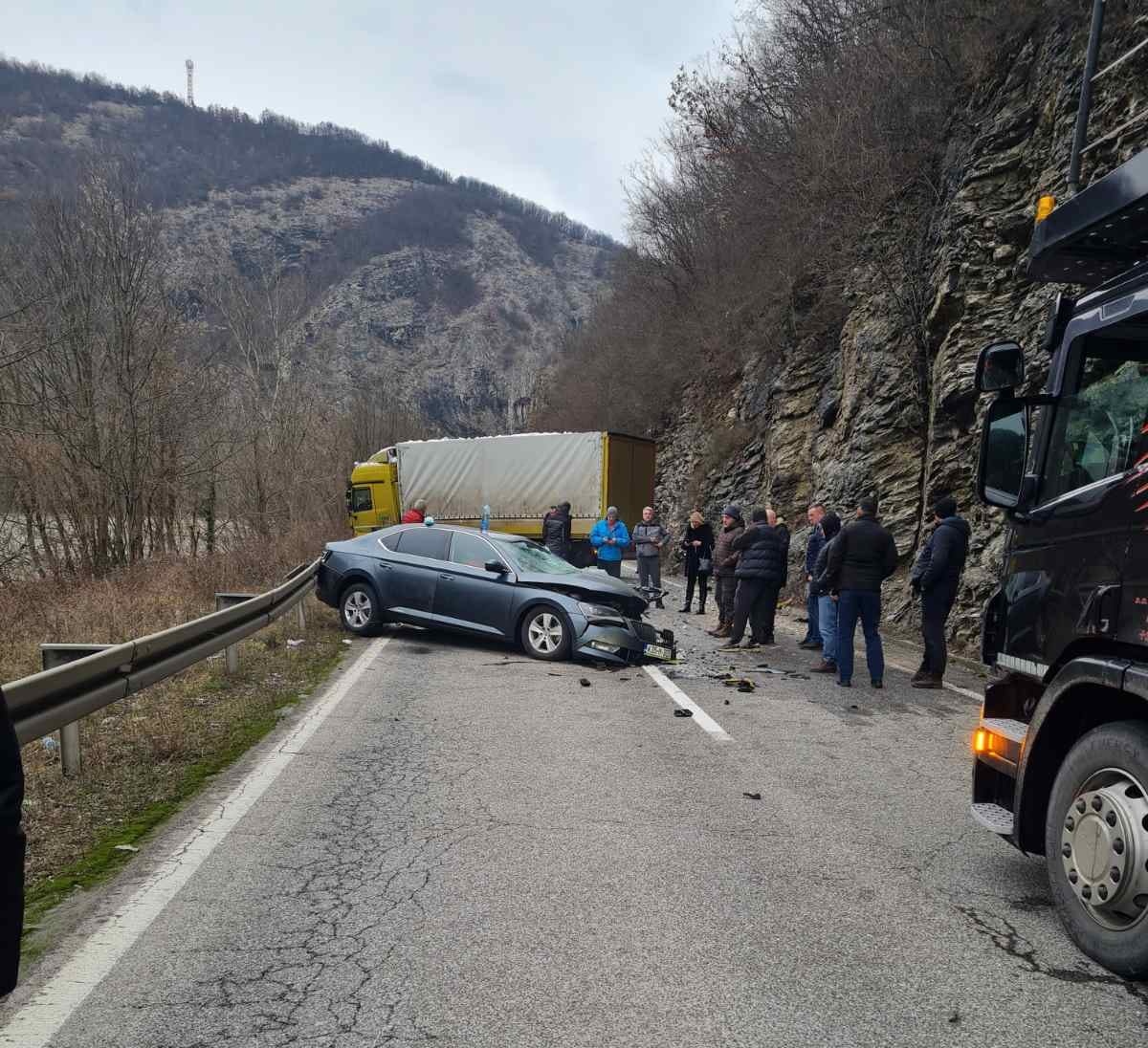 Возач шкоде подлетео под камион, троје лица повређено: Тешка саобраћајна незгода у кањону Лима, камион се зауставио на самој ивици обале (ФОТО)