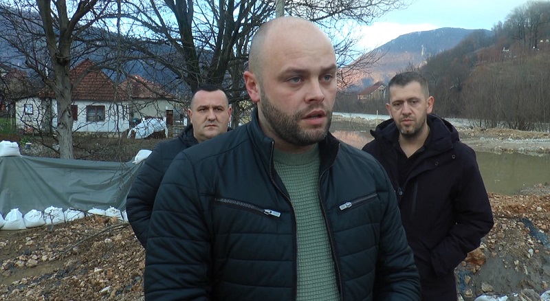 Само ово нас је спасило још веће катастрофе, иначе ко зна шта би са нама било: Читаву ноћ уз тешку механизацију градио се насип у Бродареву, подивљали Лим тако је заустављен (ФОТО)