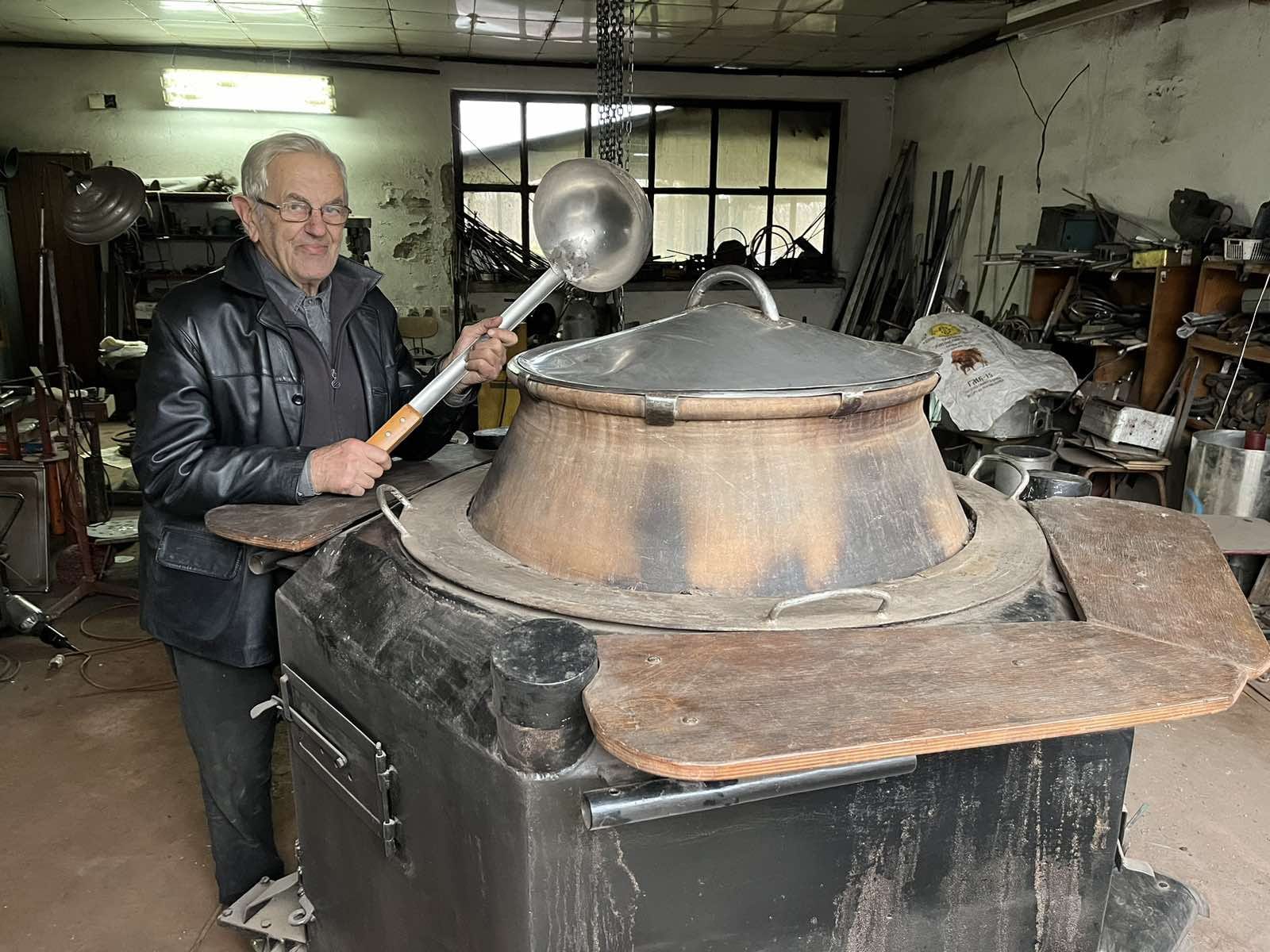 Чудо од посуде може да нахрани преко 1.000 душа и тепко је 200 килограма: Милун гази осму деценију живота али не седи скрштених руку, времешни иноватор из Мрчајеваца надмашио сам себе (ФОТО)