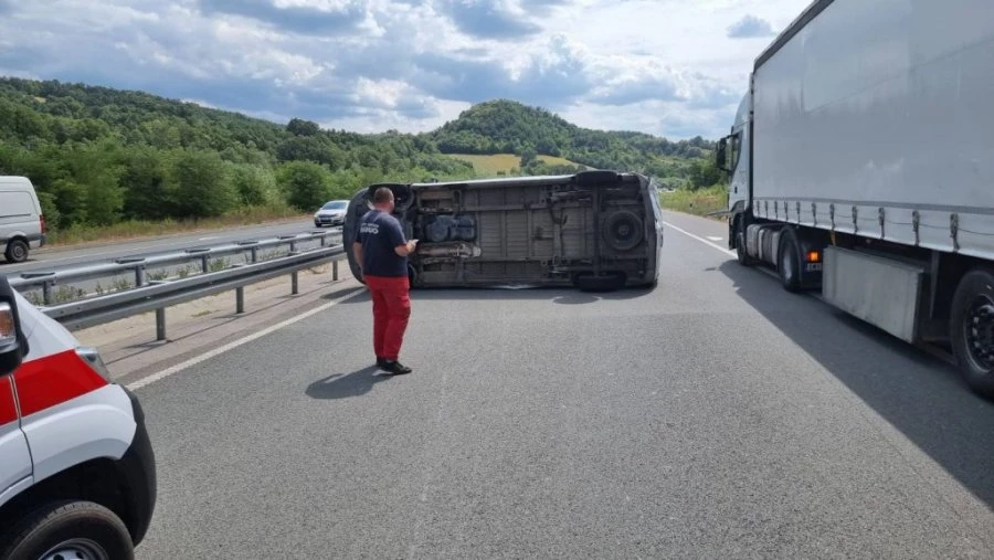 Дрогирана девојка (19) села за волан фијата и изгубила контролу, закуцала се у банкину и повредила још две особе: Полиција утврдила да је под дејством кокаина и без возачке дозволе