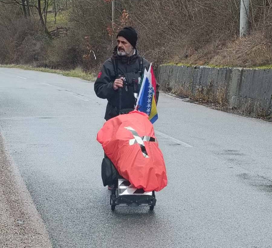  Енвер Бегановић из Аустрије кренуо на ходочашће у Меку дуго чак 6600 километара: Одушевљен подршком коју му људи пружају на овом светом путу, један гест на Палама никад неће заборавити(ФОТО)