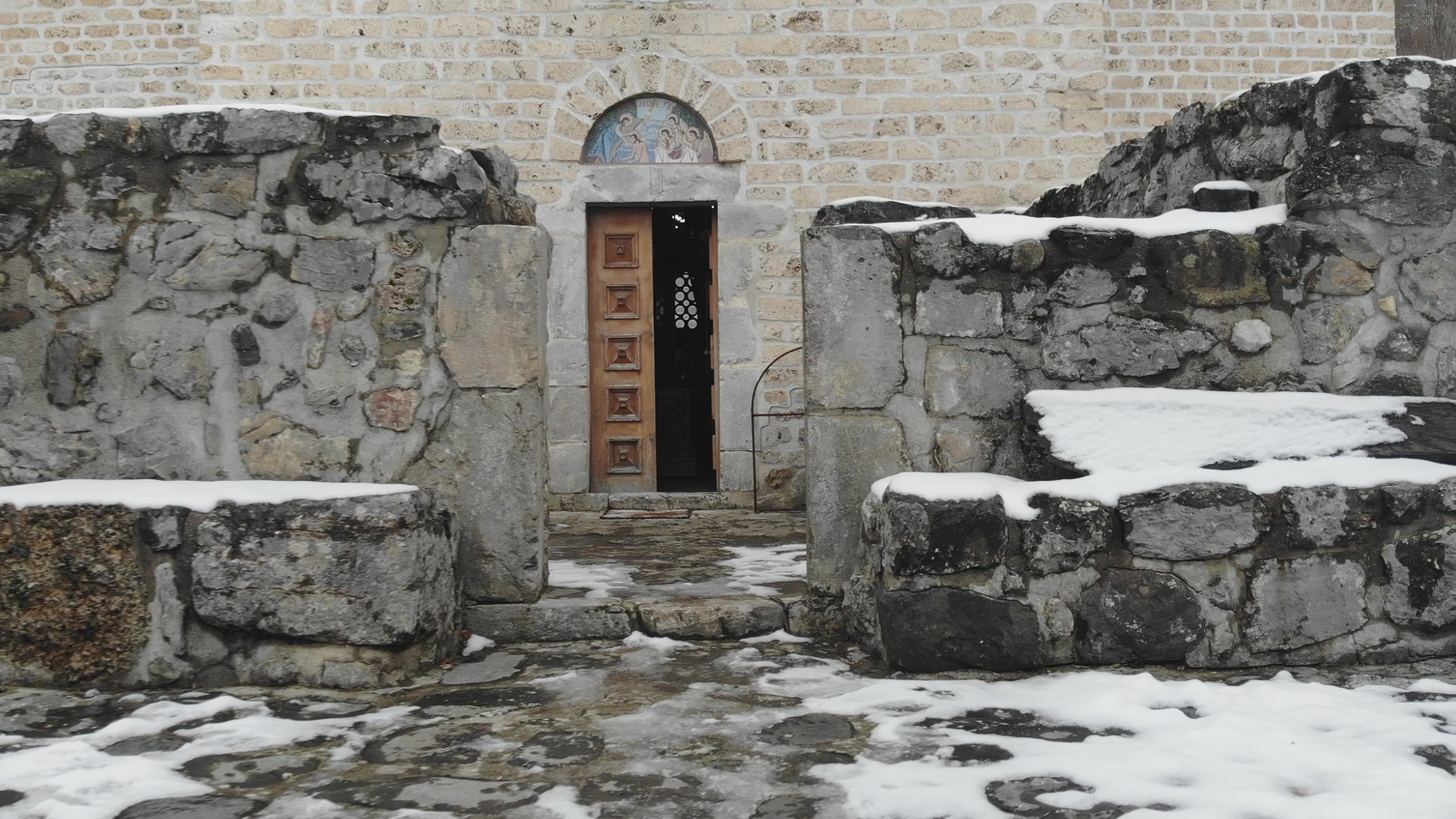 Ovo je srpska svetinja u kojoj se i danas nalaze mošti tri potomka loze Nemanjića: Manastir Davidovica na samoj granici sa Crnom Gorom/ Foto: RINA