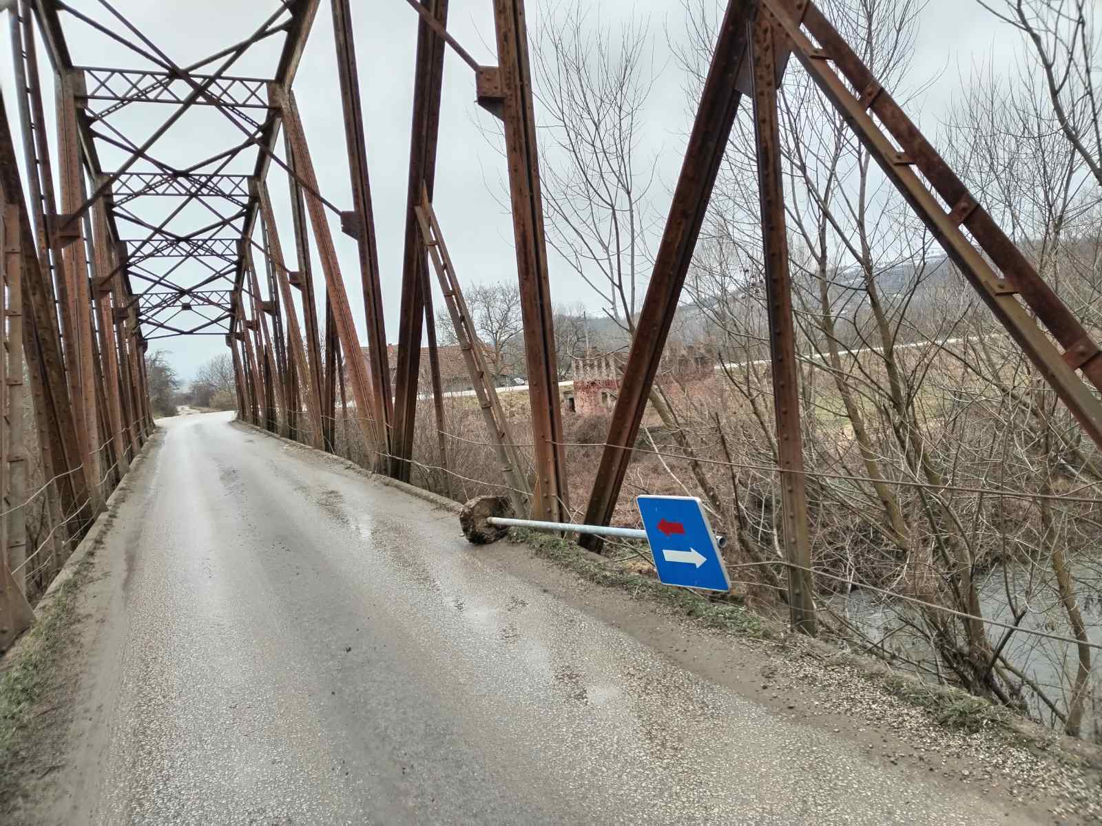 Isčupali saobraćajni znak, a zatim ga ostavili na sred mosta: Vandalski čin u Preljini kod Čačka, nepoznati počinioci tokom noći ugrozili bezbednost vozača (FOTO)
