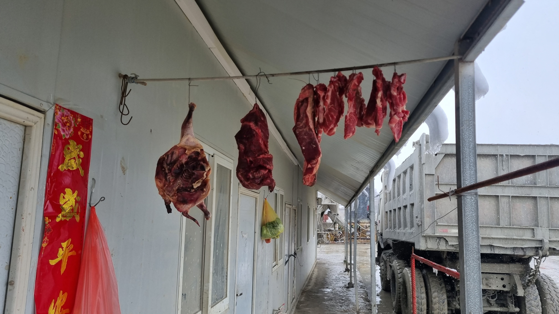 Butkice i kolenice suše se na dragačevskom mrazu: Srbija do Tokija, kineski radnici poprimili naše običaje pa u kampu napravili improvizovane sušare za meso (FOTO)(VIDEO)