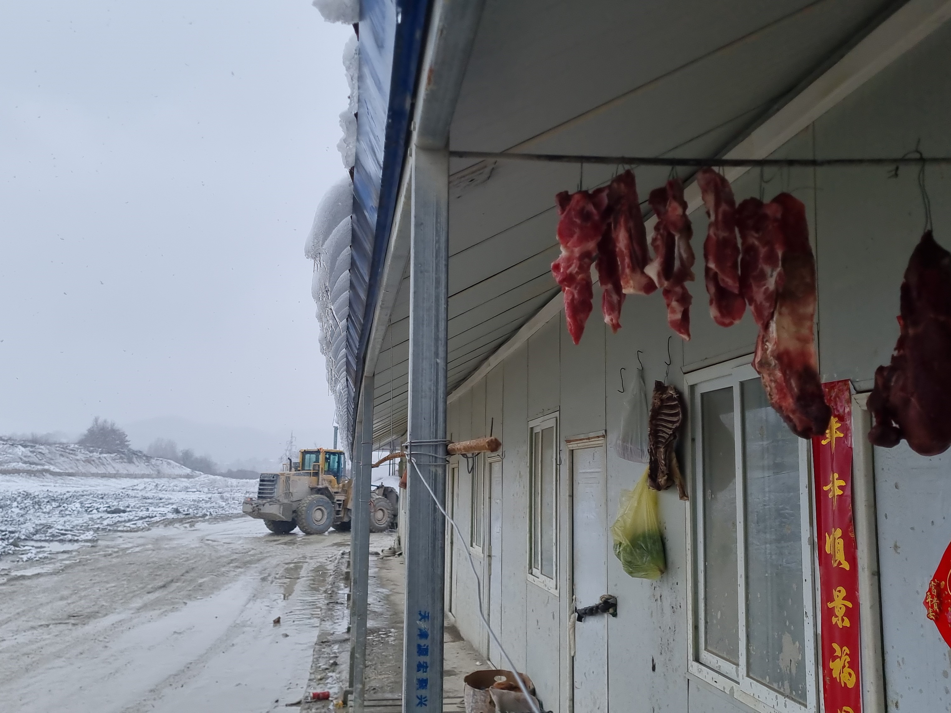 Kineski radnici poprimili naše običaje pa u kampu napravili improvizovane sušare za meso/ foto: RINA