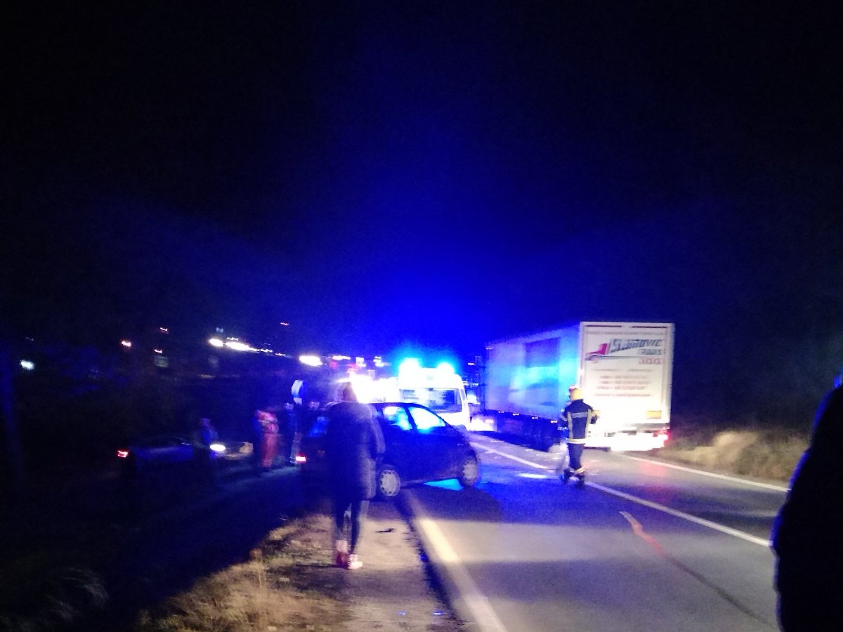 Vatrogasci izvlače povređene iz vozila: Lančani sudar dva putnička vozila i kamiona u mestu Brđani na Ibarskoj magistrali, najmanje jedno lice zadobilo teške povrede (FOTO)