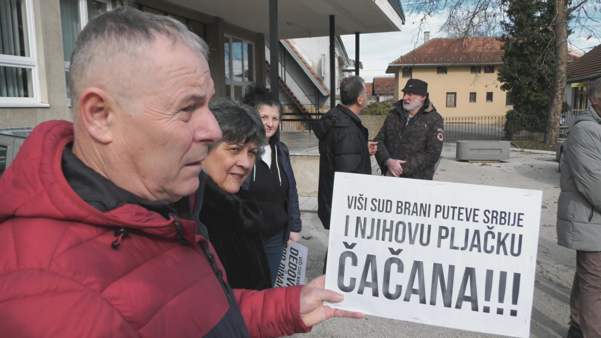 Meštani sela iz okoline Čačka štrajkovali ispred zgrade Višeg suda / foto: RINA