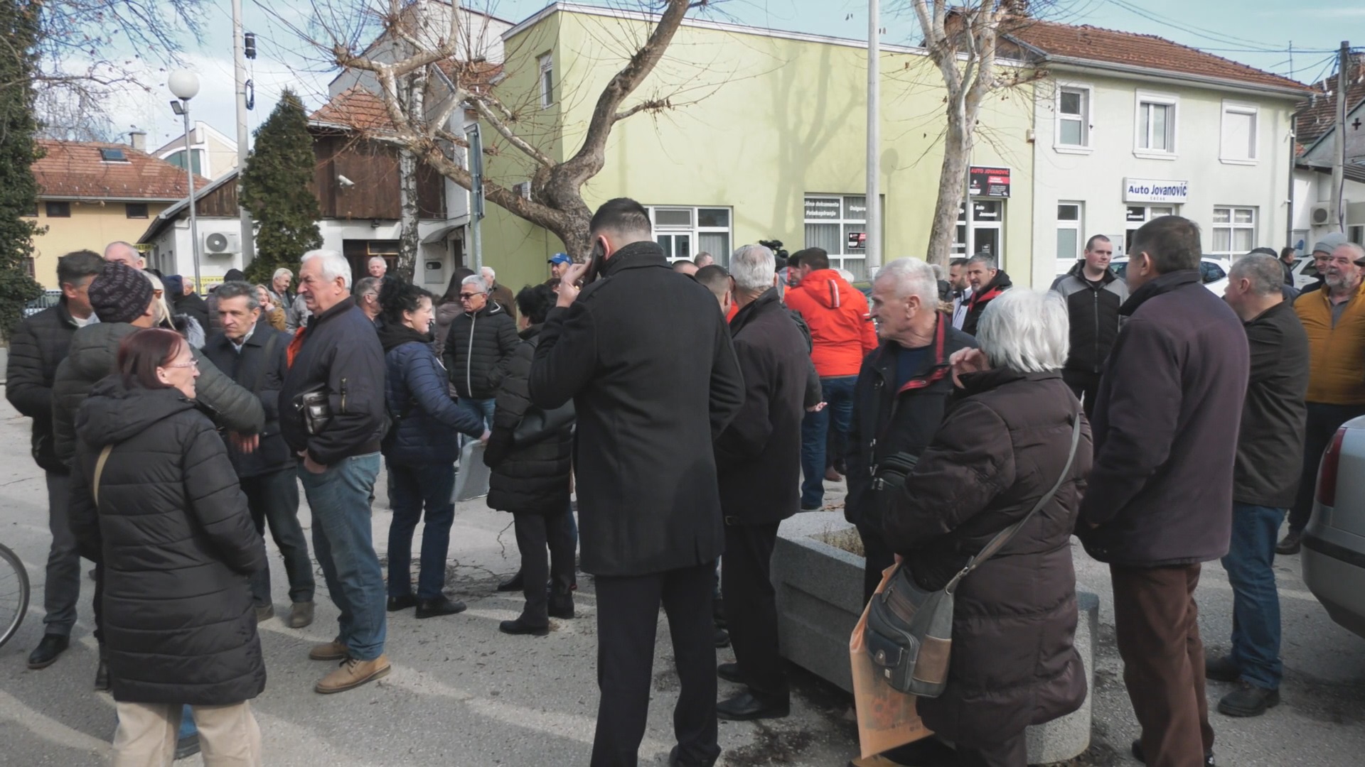 Meštani sela iz okoline Čačka štrajkovali ispred zgrade Višeg suda / foto: RINA