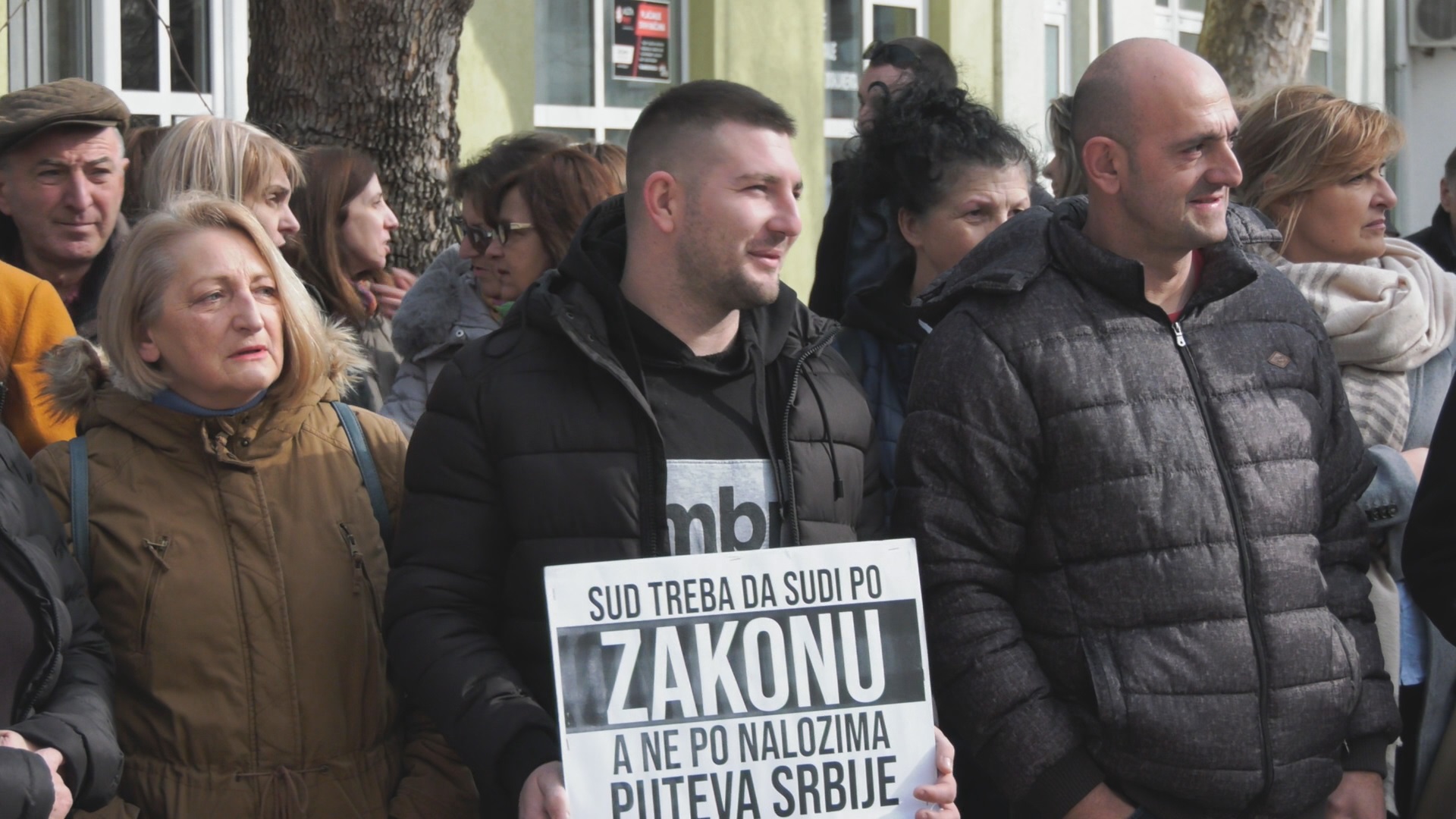 Meštani sela iz okoline Čačka štrajkovali ispred zgrade Višeg suda / foto: RINA