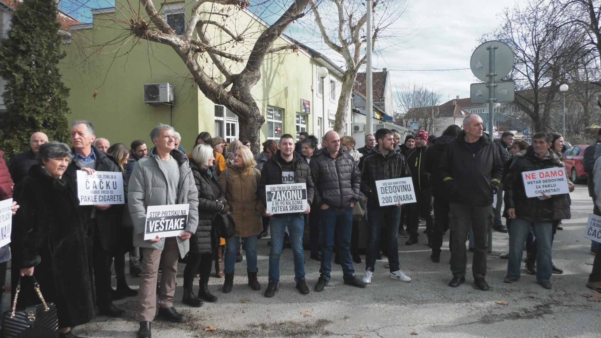 Meštani sela iz okoline Čačka štrajkovali ispred zgrade Višeg suda / foto: RINA