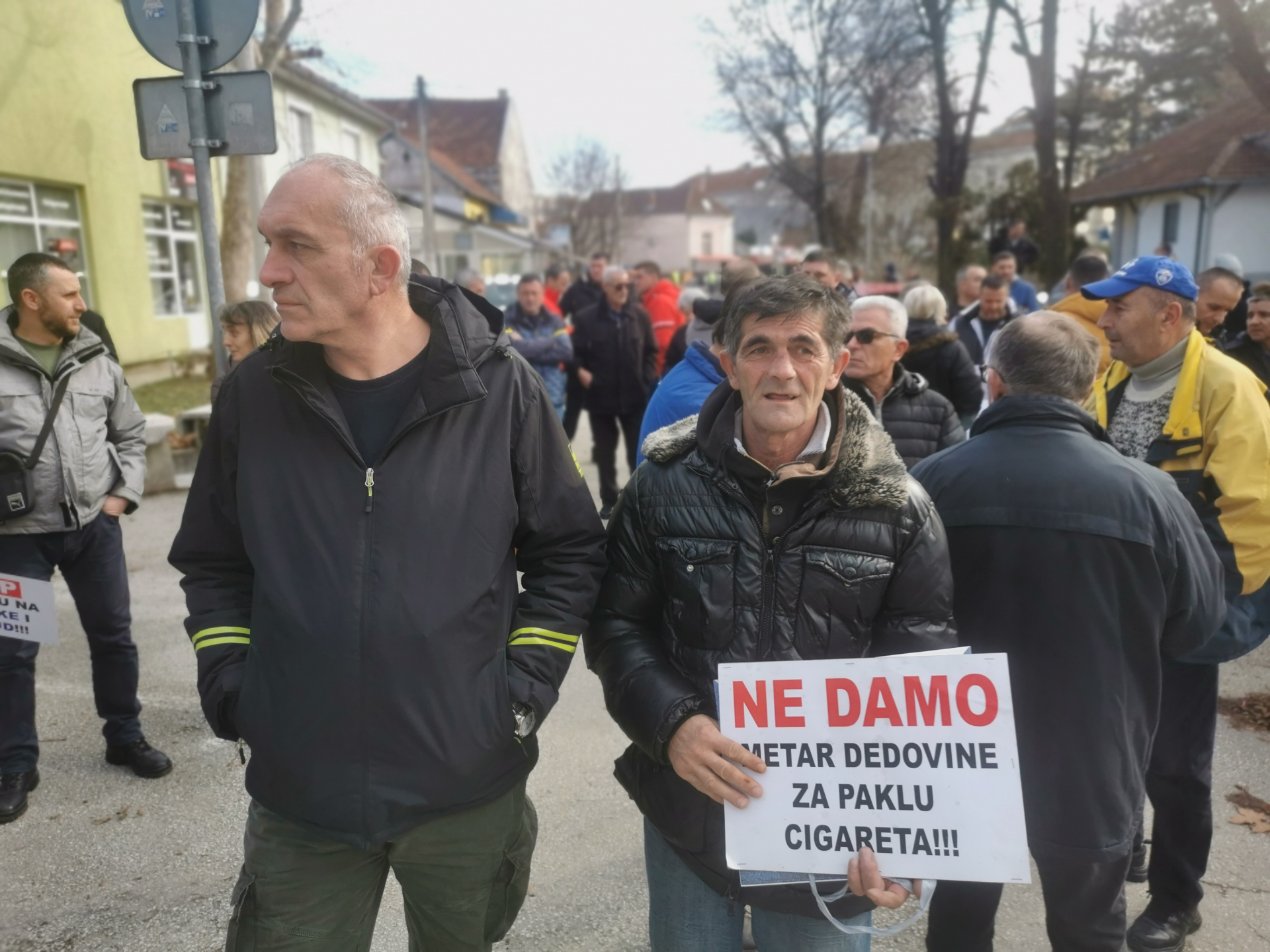 Meštani sela iz okoline Čačka štrajkovali ispred zgrade Višeg suda / foto: RINA