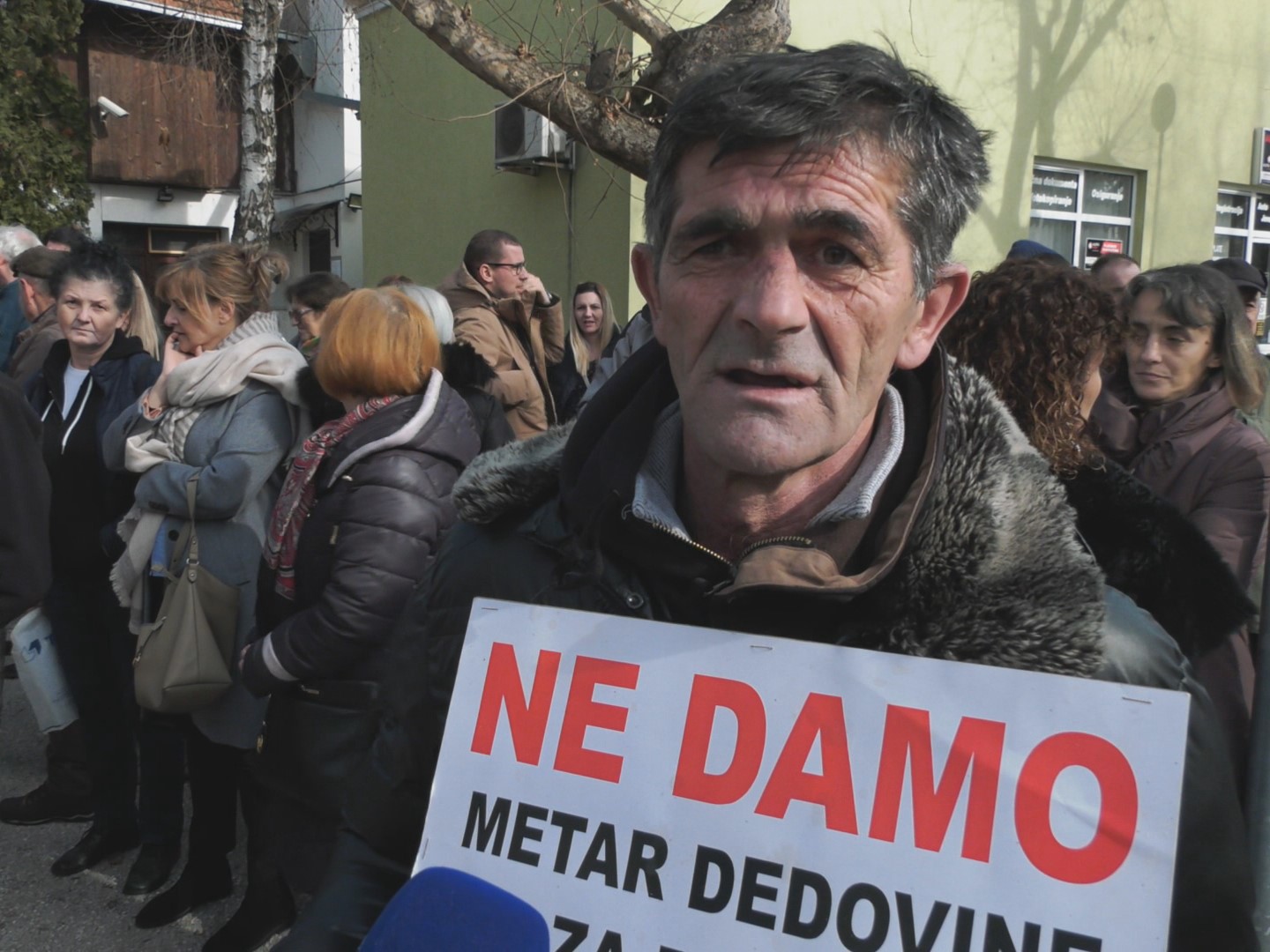 Ostali smo bez kuće i njive, niko ne pita kako nam je: Mališa iz Trbušana traži pravdu za svoju dedovinu, sa još 150 ljudi štrajkovao u Čačku jer im zemljište nije adekvtano isplaćeno, po sudovima se "vuku" mesecima