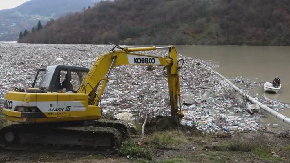 Borba sa smećem na reci Lim i dalje traje, niko ne odustaje dok prljavi neprijatelj ne završi na deponiji: Svakdonevno se sa lančanice uklanja oko 500 kubika otpada (FOTO)