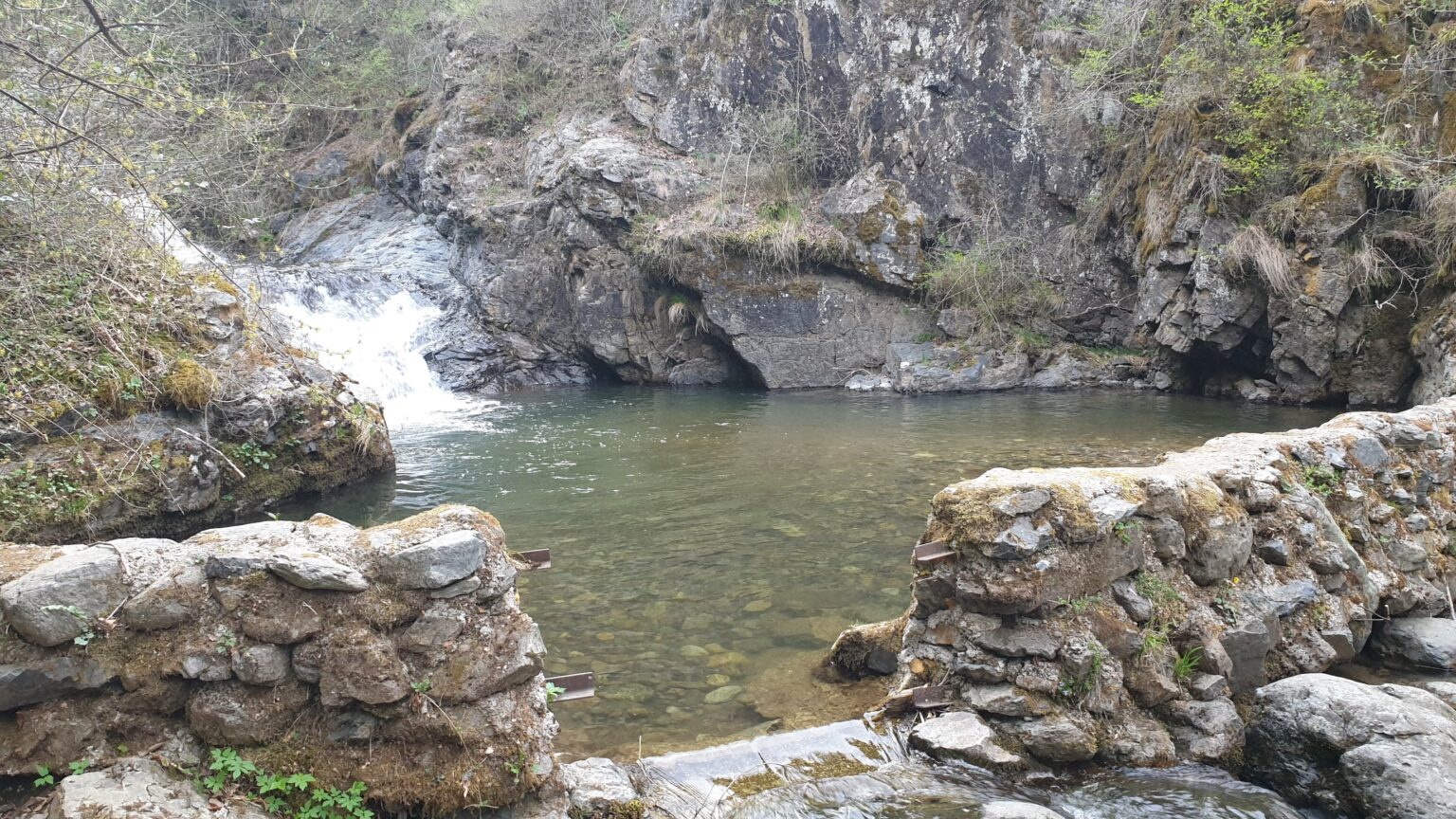 Ratajska reka jedna od najčistijih i najlepših u prijepoljskoim kraju: U planu da se u nju stave cevi i izgradi minihidrocentrala, meštani u velikom strahu jer im je ta voda preko potrebna (FOTO)