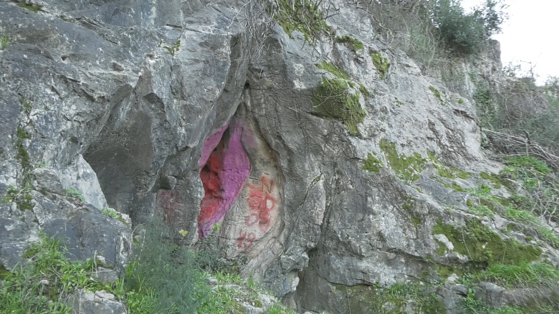 Ženski polni organ uklesan u steni kod Tivta, ko ne može da se oženi ovde dolazi: Vozači u neverici gledaju šta se nalazi pored puta, dok meštani trvde da je mesto magično (FOTO)