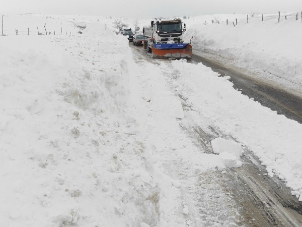 Novih 15 centimetara snega palo preko noći na zapadu Srbije: Najteže stanje na Debelom brdu, tamo su upućena dva gredera za čićenje saobraćajnice, moguća pojava odrona