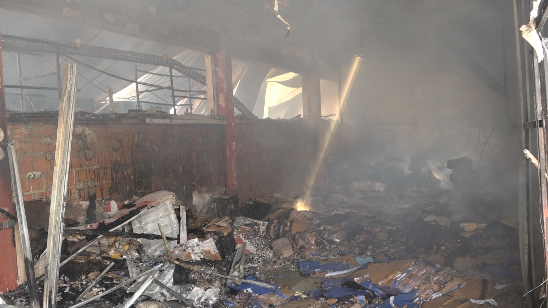 Sve je u plamenu, a gust dim prekrio čitavo selo: Veliki požar u fabrici papira u Svračkovcima, u trenutku izbijanja vatre radnici bili u smeni (FOTO)(VIDEO)