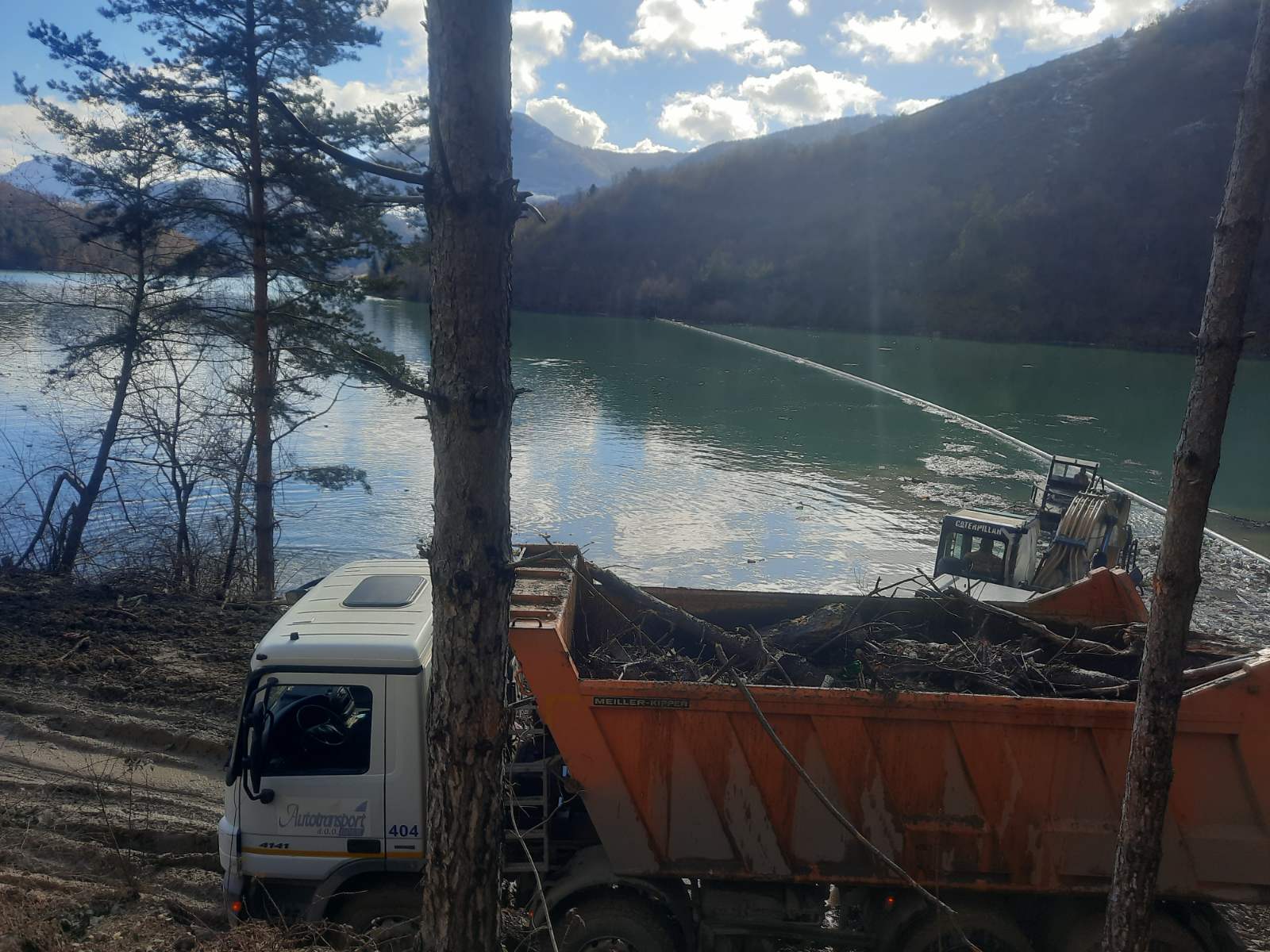 Iz vode smo vadili nadgrobne spomenike i delove automobila: Ponovo zasijala reka Lim, preko 10.000 kubika smeća izvađeno kod Priboja i završena akcija čišćenja (FOTO)