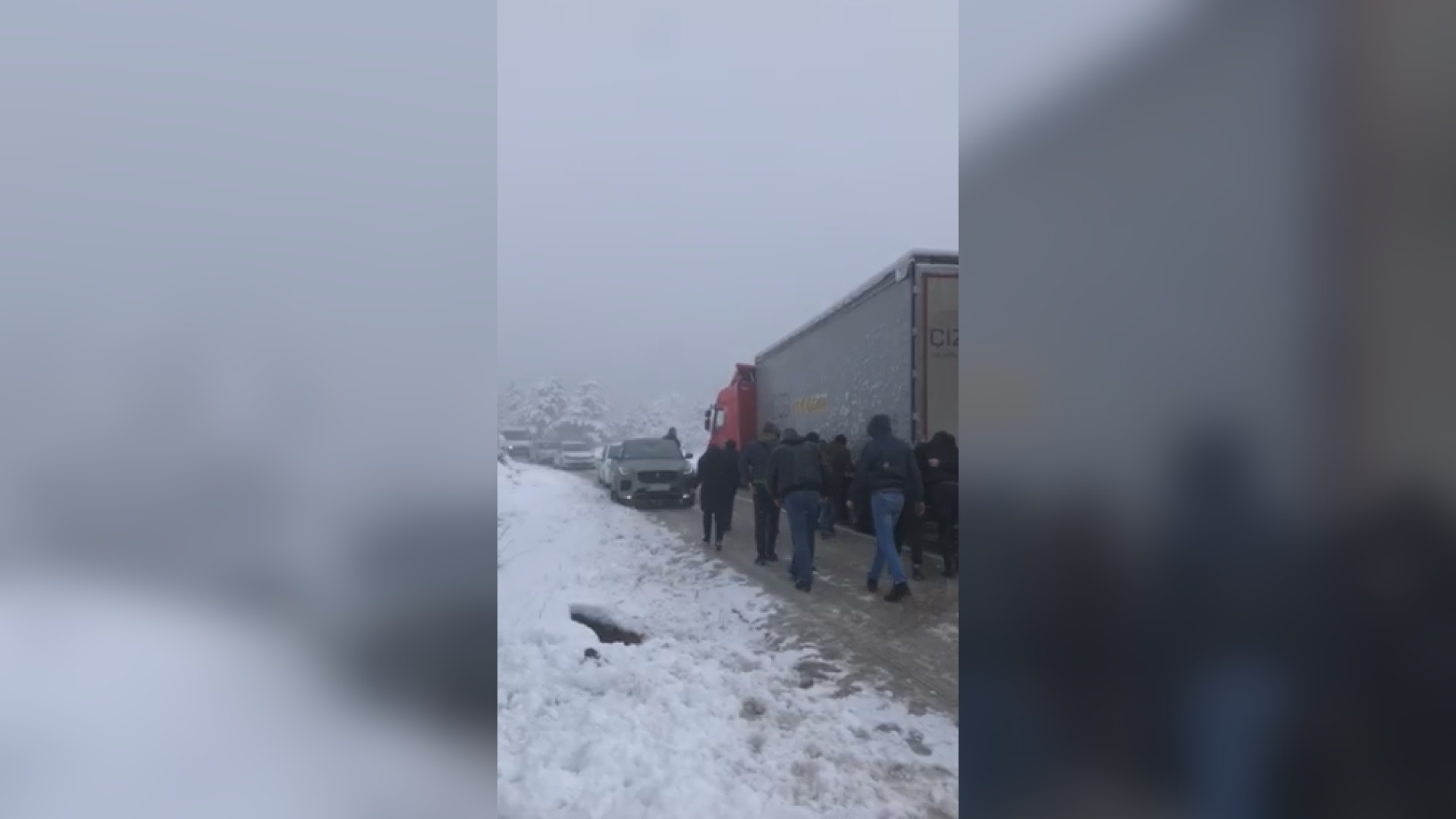 Srbi guraju bugarski šleper na putu kod Mokre Gore: Desetak vozača udruženim snagama pomogli vozaču koji se poprečio, uspeli da ga vrate u kolosek (VIDEO)