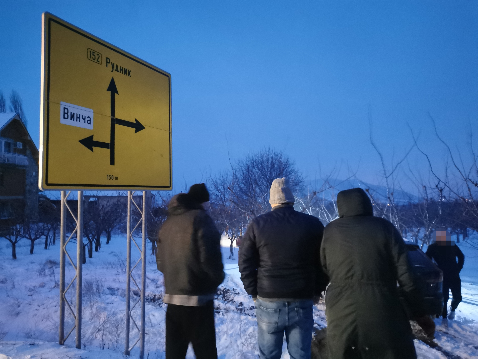 Vozač džipa sleteo u kanal, izvlači ga iz rupe traktor: Saobraćajna nezgoda kod Topole, sneg pada satima i pravi kolaps (FOTO)
