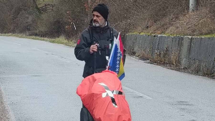 Pretužna vest sustigla ga u Severnoj Makedoniji: Enveru koji je peške krenuo na put dug 6.600 kilometara preminula majka, svoj hadžiluk morao je da prekine