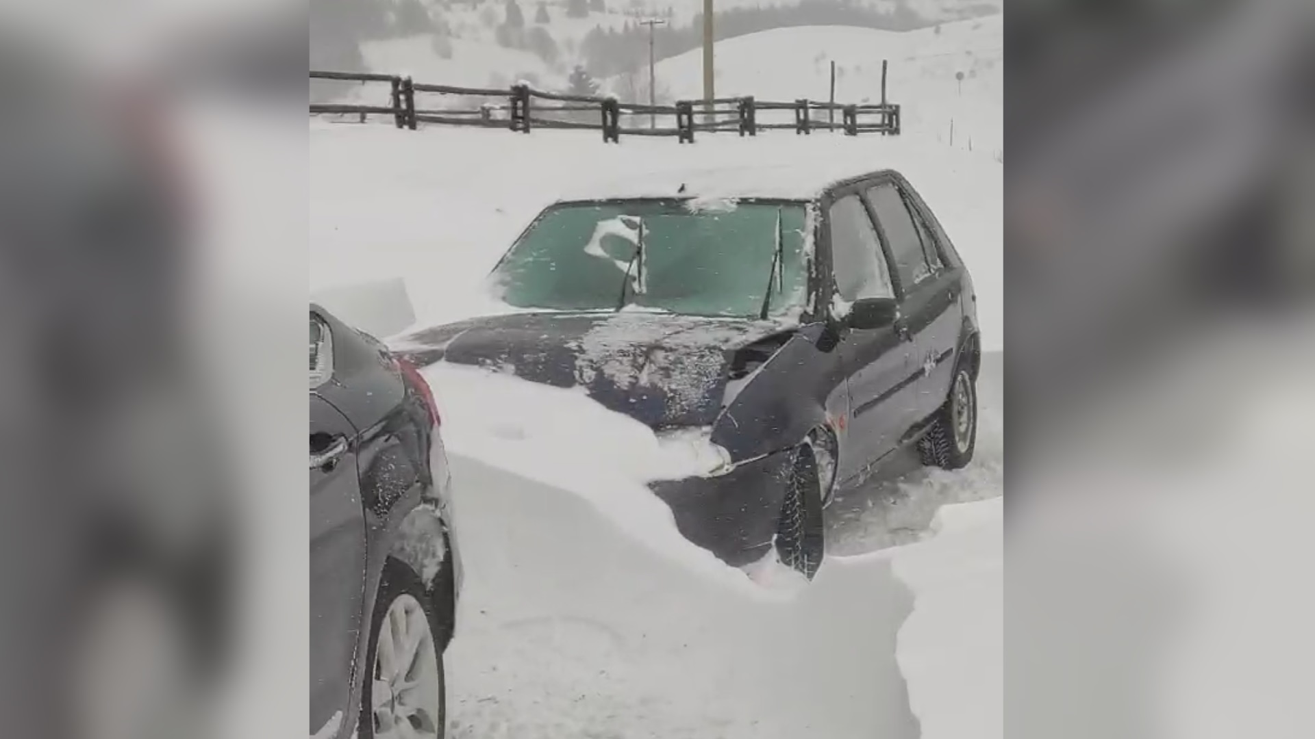 Slupani i zavejani a putari sa teškim mašinama ih izvlače: Zbog samjene vidljivosti sudar dva vozila kod Ivanjice, jak vetar i danas pravi ogromne smetove visoke nekoliko metara (FOTO)(VIDEO)