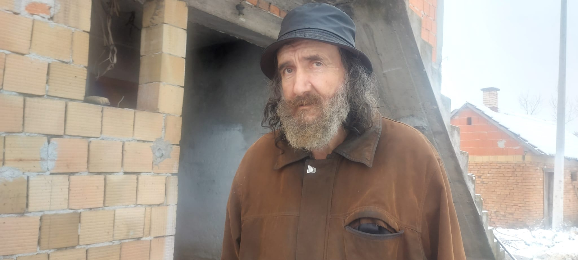 Neverovatna priča sa Suvobora, susret sa starim školskim drugom promenio je sve: Dragan deset godina živeo bez struje a sada je u njegovoj kući ponovo zasijalo svetlo, skupoceni sako pokrenuo čitavu lavinu (FOTO)
