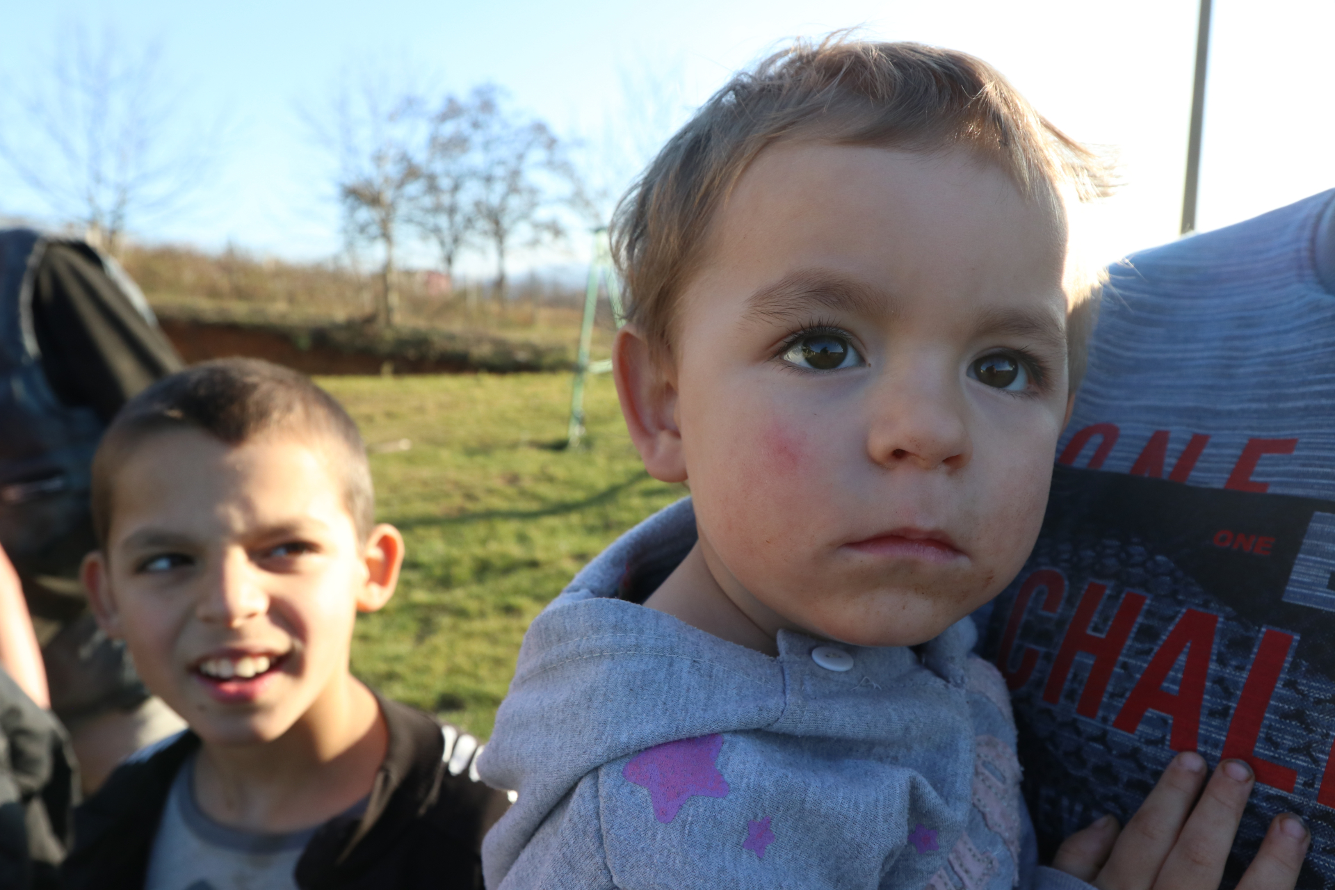 Za 12 godina braka dobili su 12 dece: Marija i Predrag su roditelji heroji iz sela Mirosaljci kod Arilja, mesečno im treba preko 1.000 evra samo da bi se svi prehranili stoga vredni otac radi od jutra do mraka (FOTO)