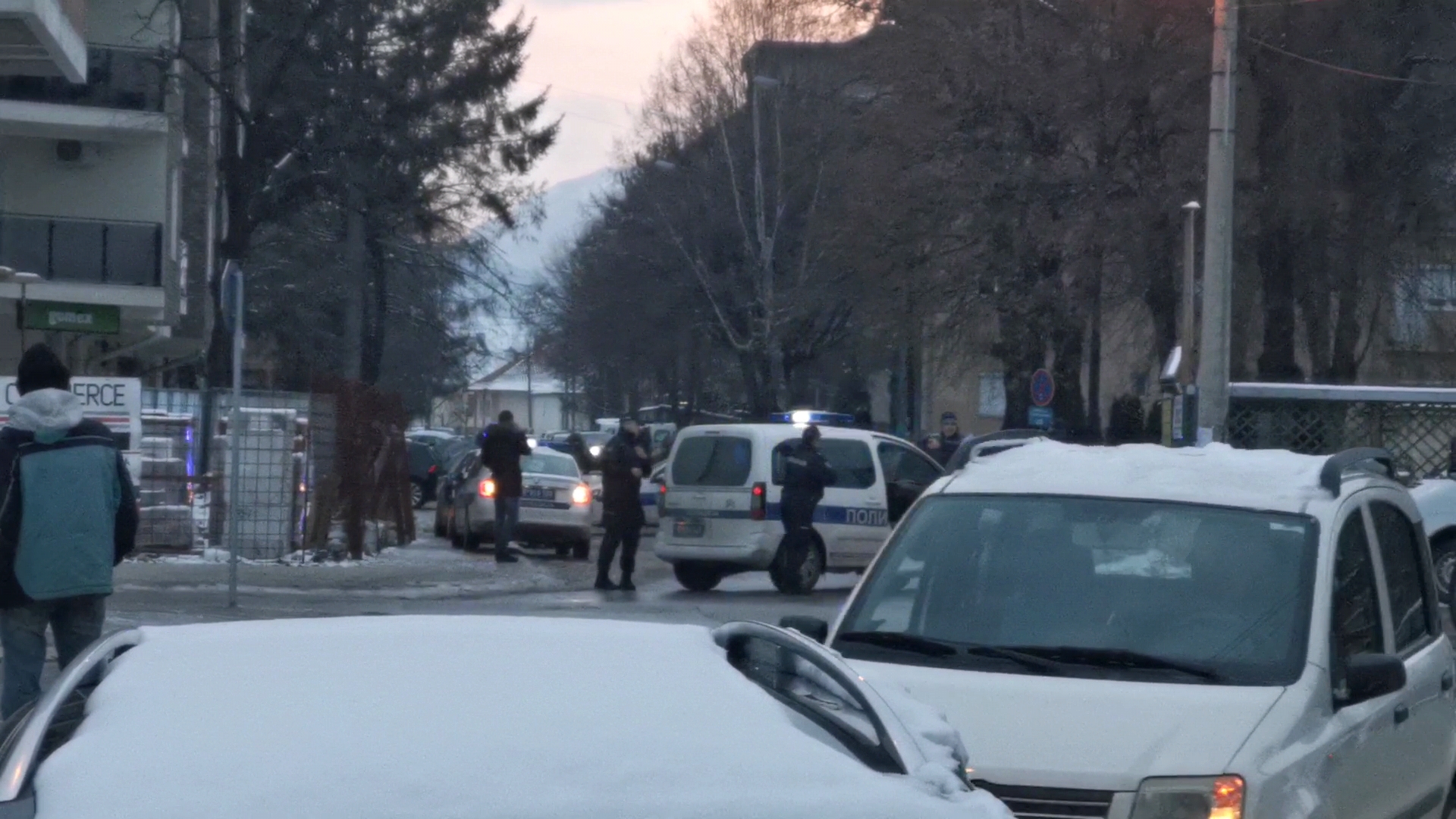 Jeziva pucnjava u Čačku: Napadač iz puške ispalio nekoliko metaka u žrtvu pa pobegao, povređeni muškarac ležao nasred ulice (FOTO)(VIDEO)