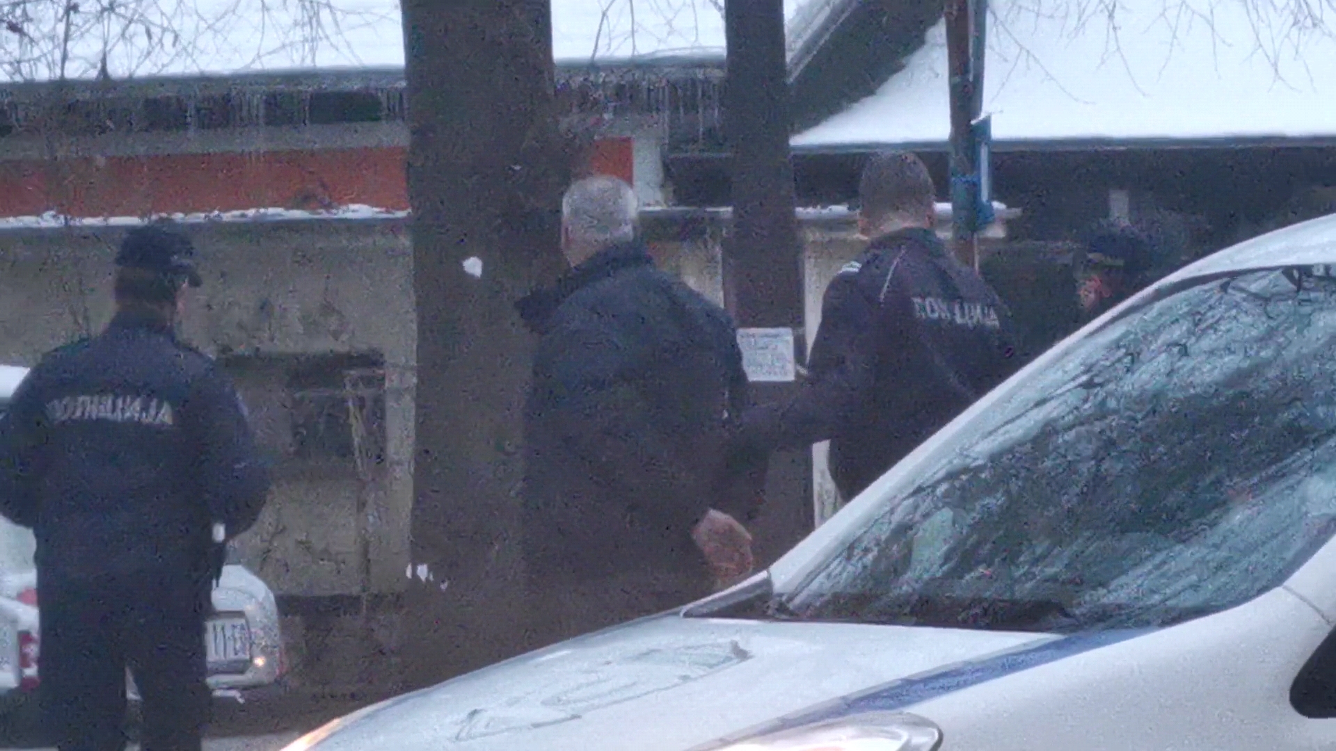 Ušao sa puškom i pucao u žrtvu: Krvavi detalji pucnjave u Čačku, napadač pronađen i uhapšen, sa licima na rukama doveden na mesto zločina (FOTO)(VIDEO)
