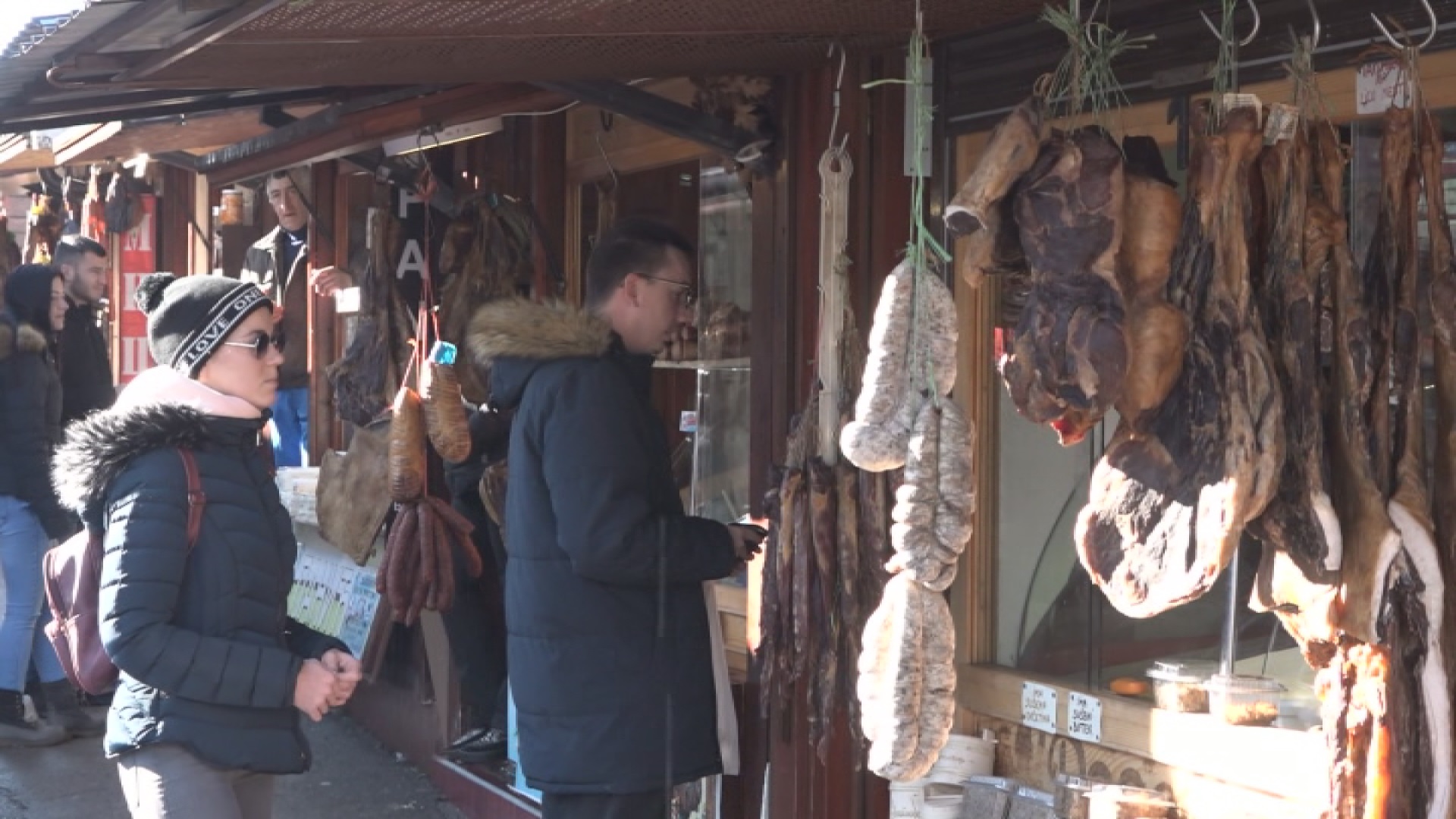 Ako se vratimo bez toga, kao da na ovoj planini nismo ni bili: Ovo su neobični suveniri na Zlatiboru, turisti umesto magneta kućama nose pune kese pršuta i kajmaka (FOTO)