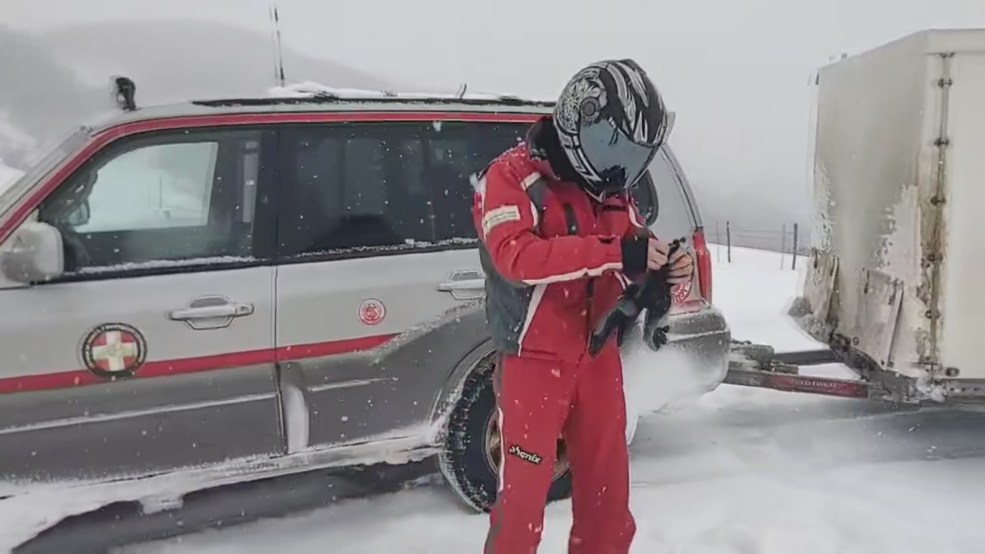 Samo nam motorne sanke mogu pomoći da spasimo ljude, nameti su i dalje veliki: Evakuisan muškarac iz zavejanog sela Erčege, agonija i dalje ne prestaje u Ivanjici (FOTO)